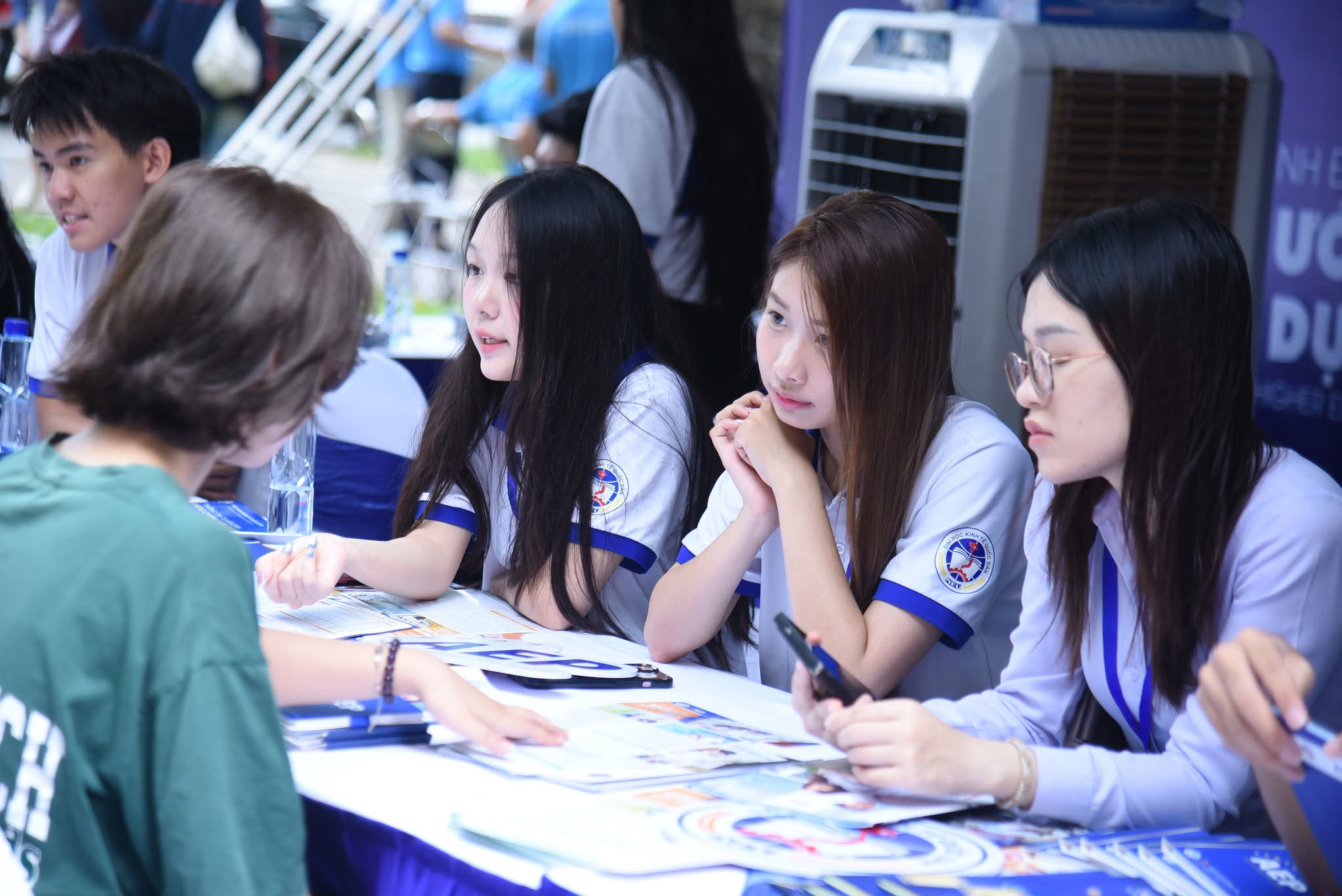 Điểm chuẩn Đại học Kinh tế quốc dân: Có ngành 9,61 điểm/môn mới đỗ - Ảnh 1.