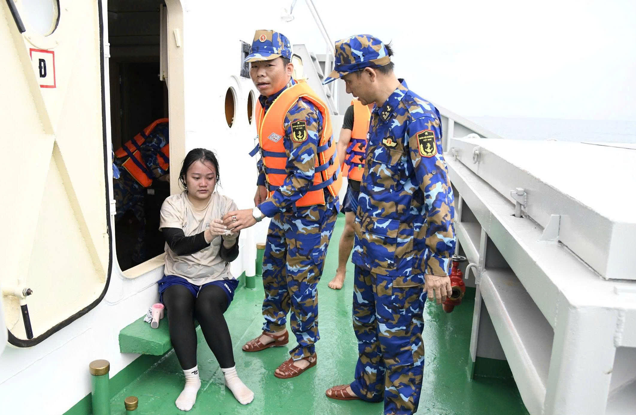 4 người bị sóng đánh rơi xuống biển ở Đà Nẵng: Bữa cơm đợi chờ và cuộc gọi không lời đáp - Ảnh 5.