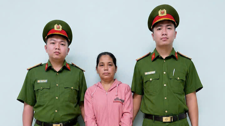 Bắt khẩn cấp bảo mẫu trường mầm non bắn dây thun vào chân trẻ - Ảnh 1.