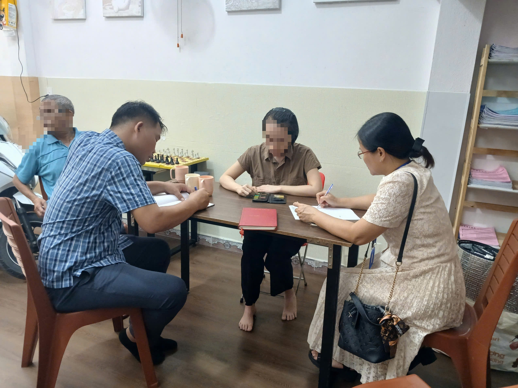 Vụ tố con bị 'tống' ra khỏi lớp cờ vua: Lớp học không phép, người dạy chưa đủ điều kiện - Ảnh 2.