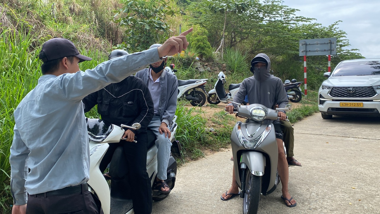 Sóng cuốn 4 người xuống biển khi chụp ảnh ở Mũi Nghê, Sơn Trà: Một cô gái được tàu hải quân cứu sống - Ảnh 5.
