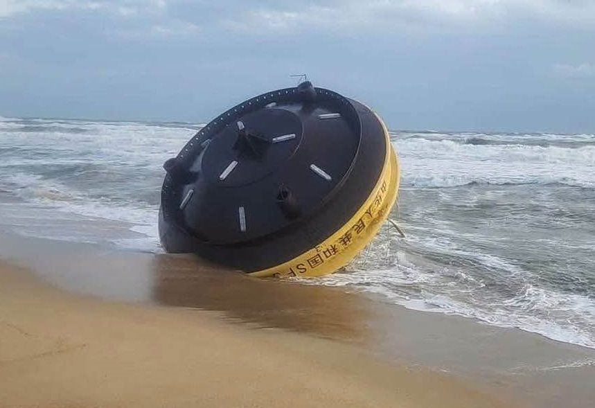 Tìm chủ sở hữu vật thể khổng lồ có chữ 'CHINA BUOY SF303' trôi dạt vào bờ biển Quảng Ngãi - Ảnh 2.