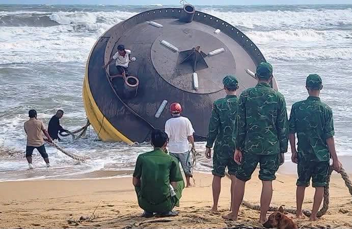 Tìm chủ sở hữu vật thể khổng lồ có chữ 'CHINA BUOY SF303' trôi dạt vào bờ biển Quảng Ngãi - Ảnh 1.