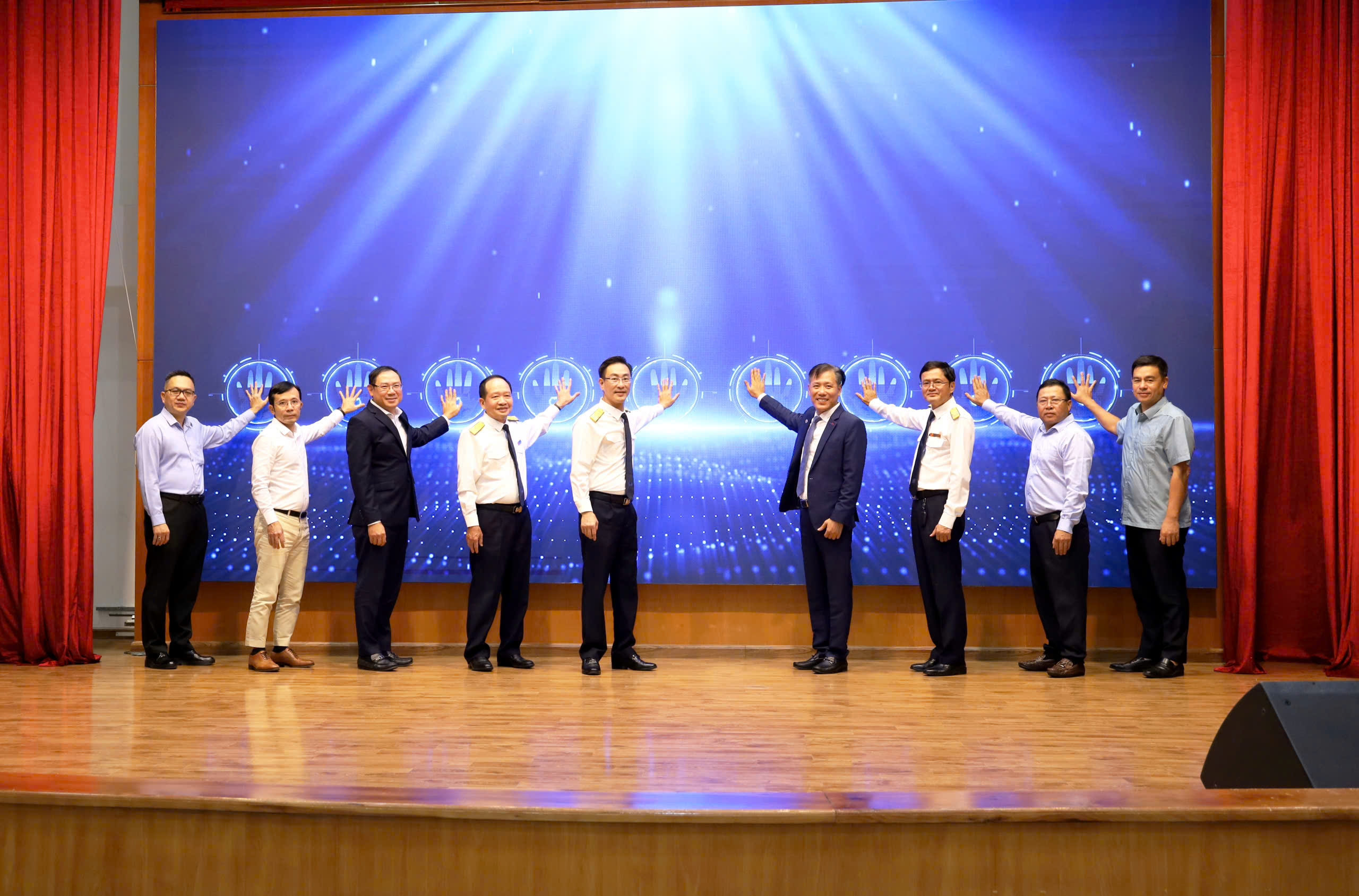Thuế TP.HCM ra mắt Tổng đài AI hỗ trợ nhắc nợ, thông báo tạm hoãn xuất cảnh - Ảnh 2.