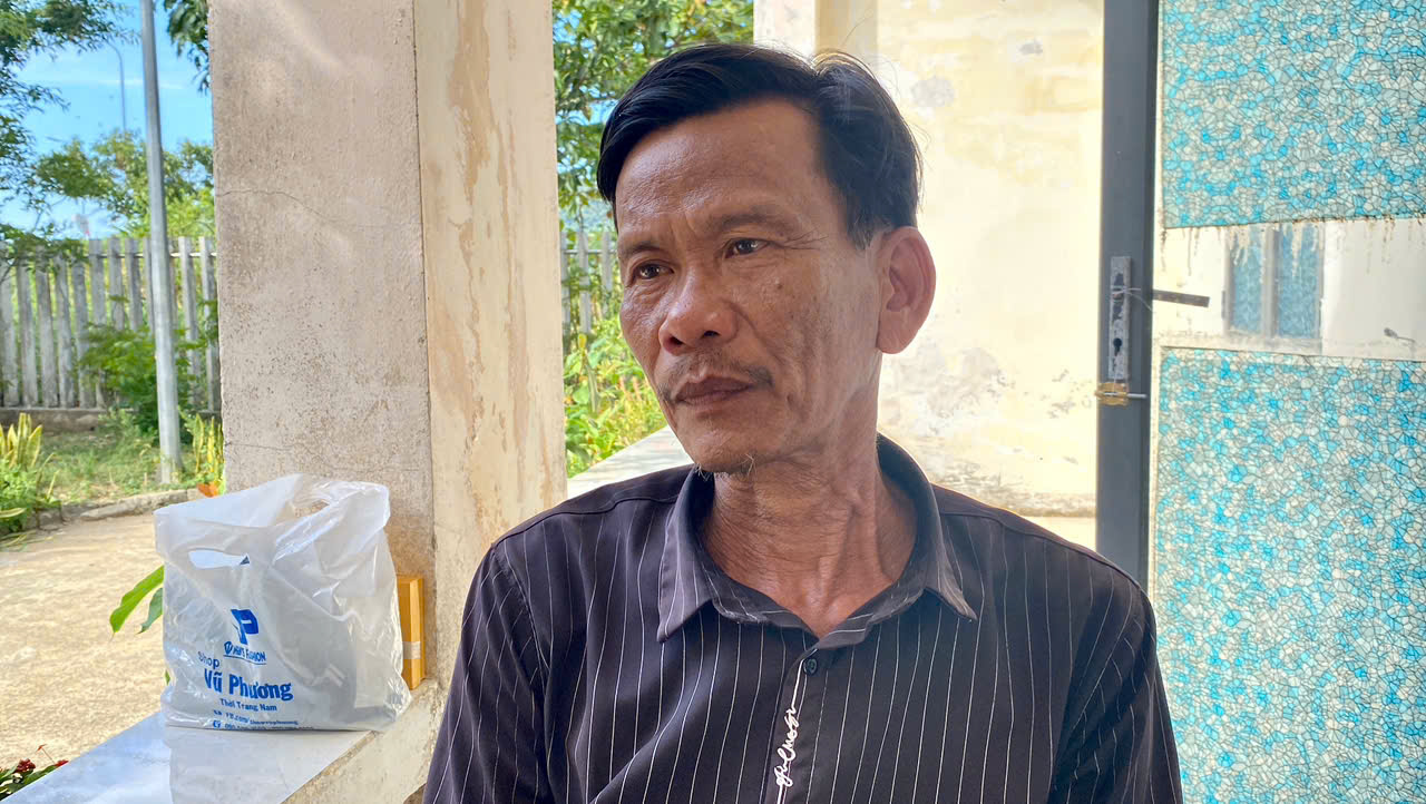 4 người bị sóng cuốn xuống biển Đà Nẵng: 'Nhìn địa thế Mũi Nghê tôi rợn da gà, sao tụi nhỏ lại xuống' - Ảnh 1.