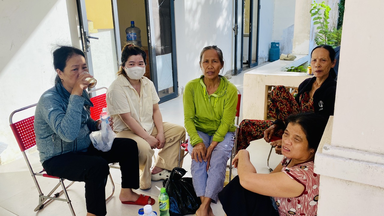 4 người bị sóng cuốn xuống biển Đà Nẵng: 'Nhìn địa thế Mũi Nghê tôi rợn da gà, sao tụi nhỏ lại xuống' - Ảnh 2.