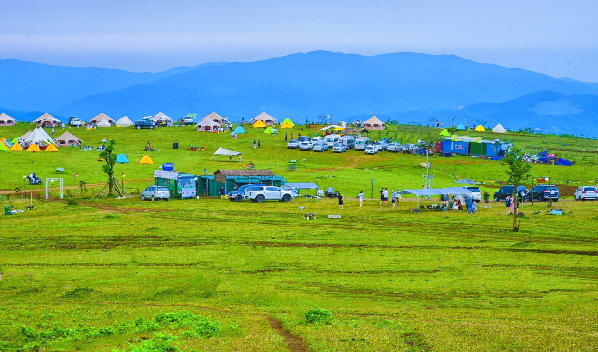 Central Vietnam's Bui Hui Plateau Festival lures thousands with vast grasslands, distinctive H’re culture- Ảnh 7.