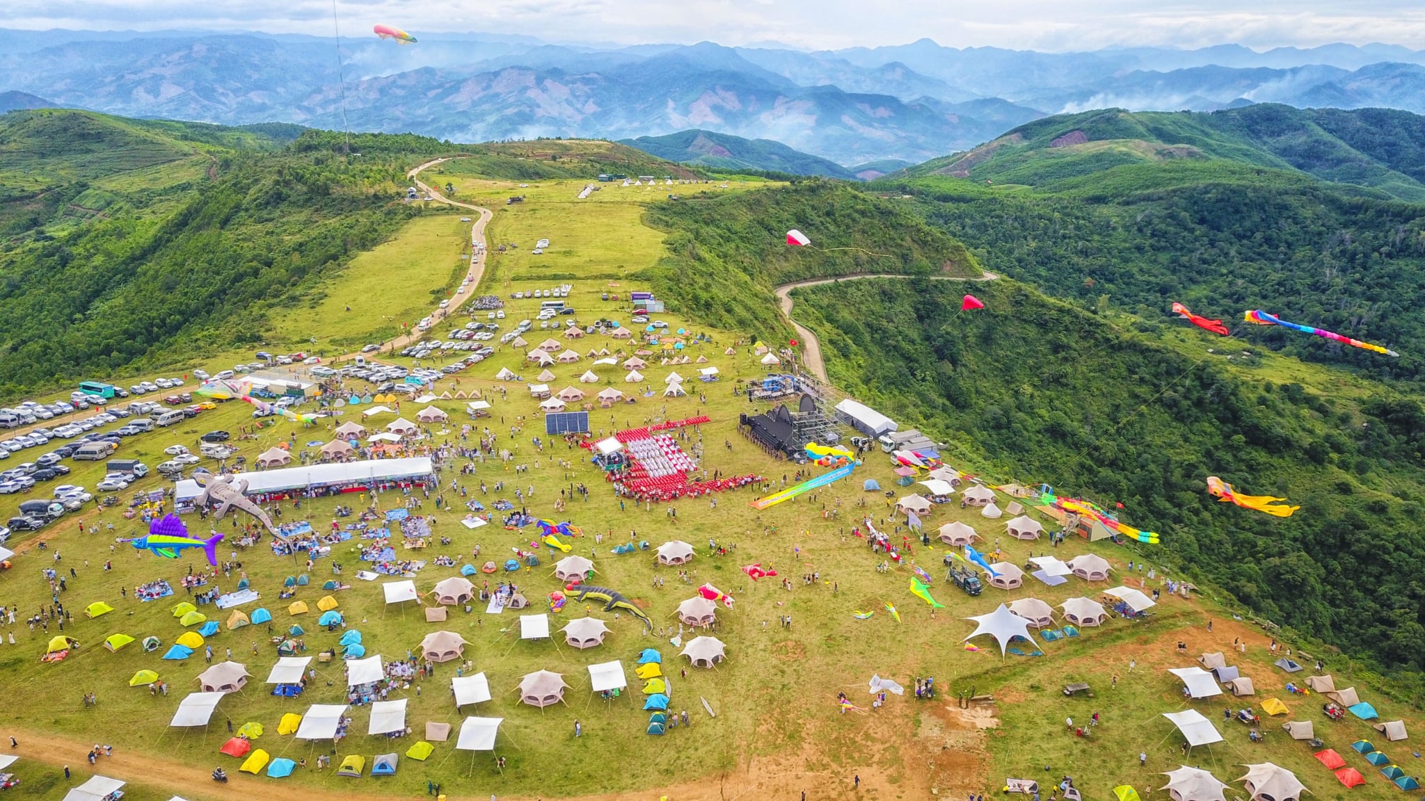 Central Vietnam's Bui Hui Plateau Festival lures thousands with vast grasslands, distinctive H’re culture- Ảnh 5.