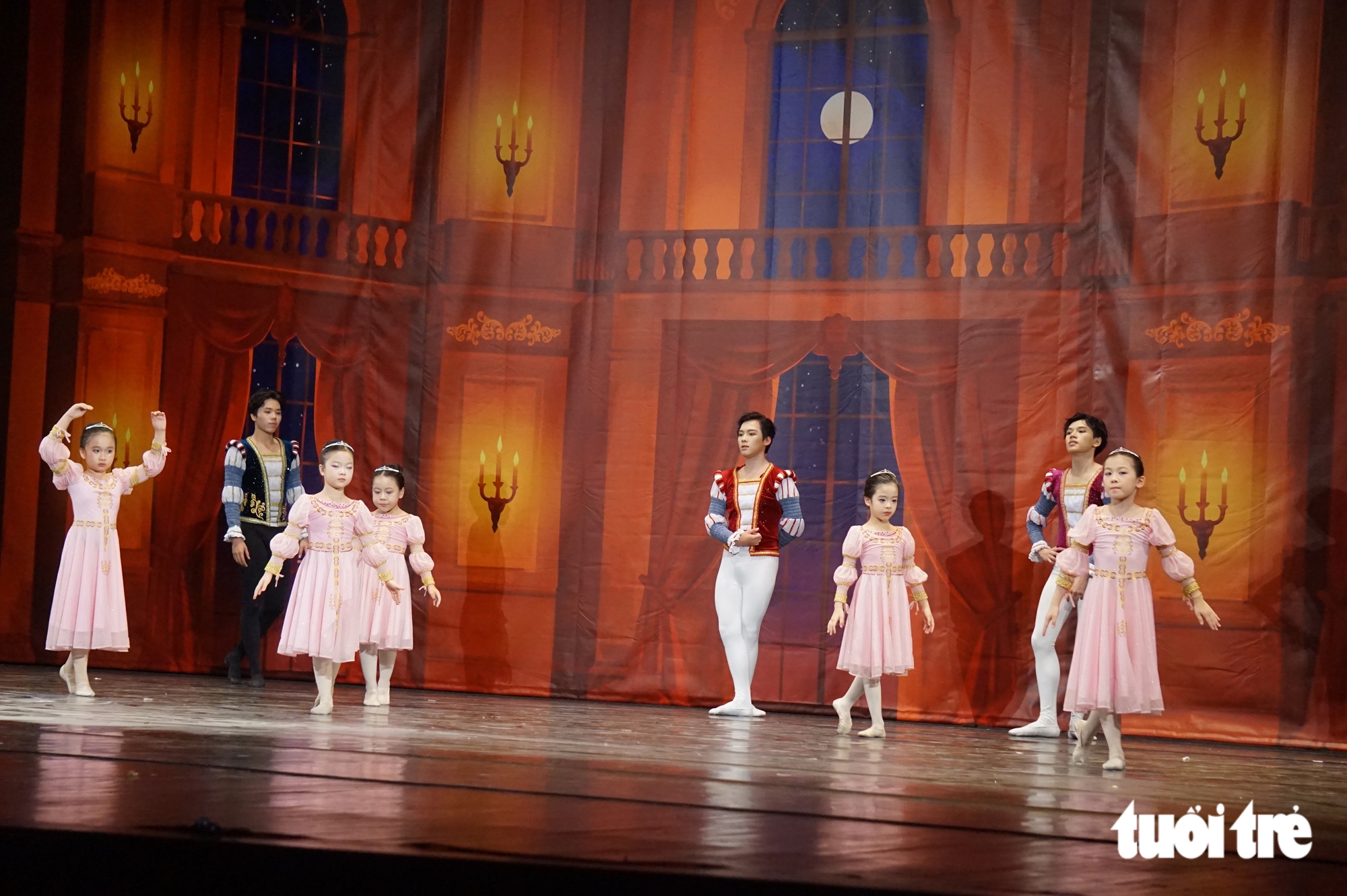 Thú vị xem thiếu nhi diễn cùng người lớn vở ballet ‘Hồ thiên nga’ - Ảnh 3.