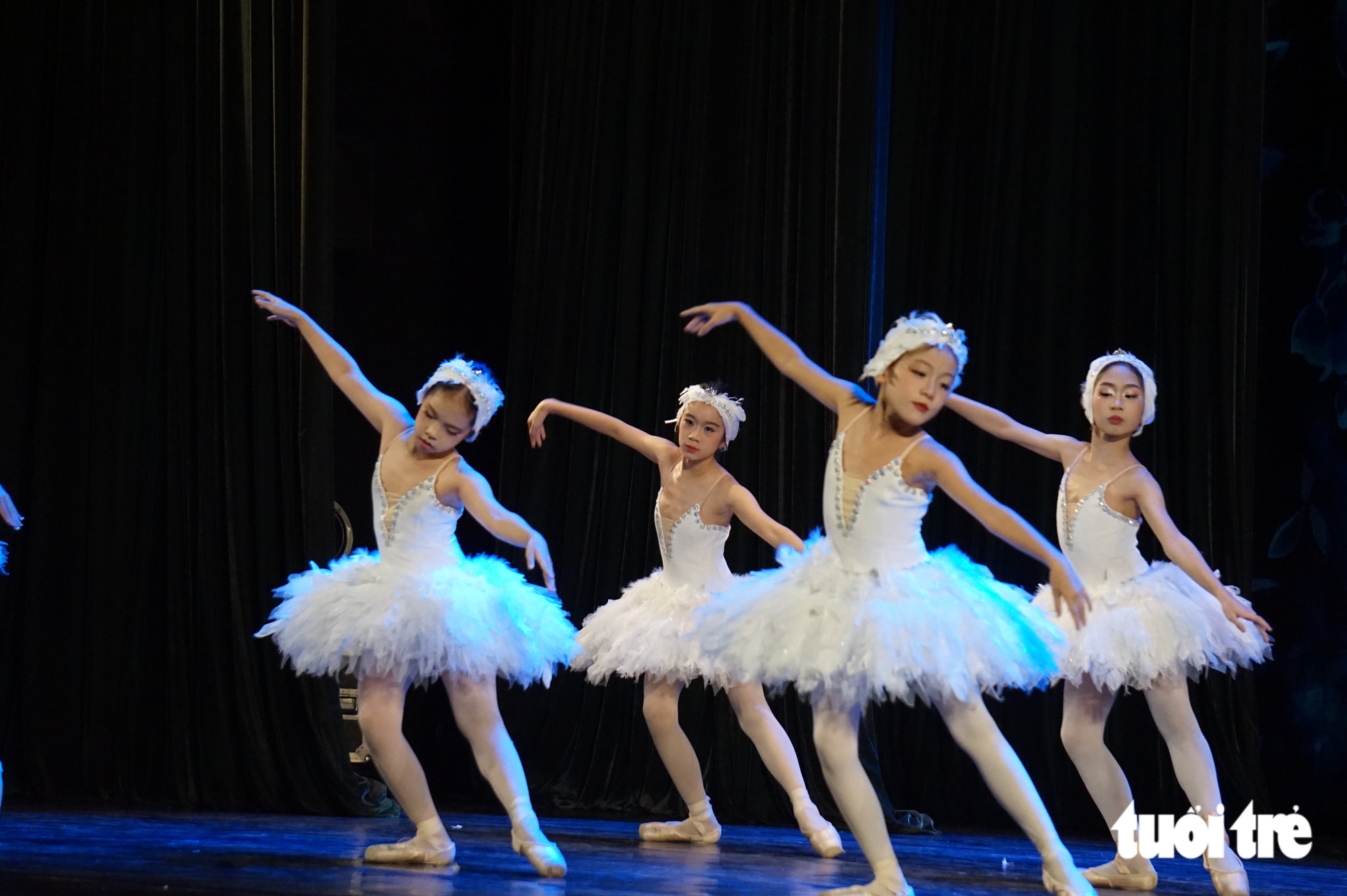 Thú vị xem thiếu nhi diễn cùng người lớn vở ballet ‘Hồ thiên nga’ - Ảnh 8.