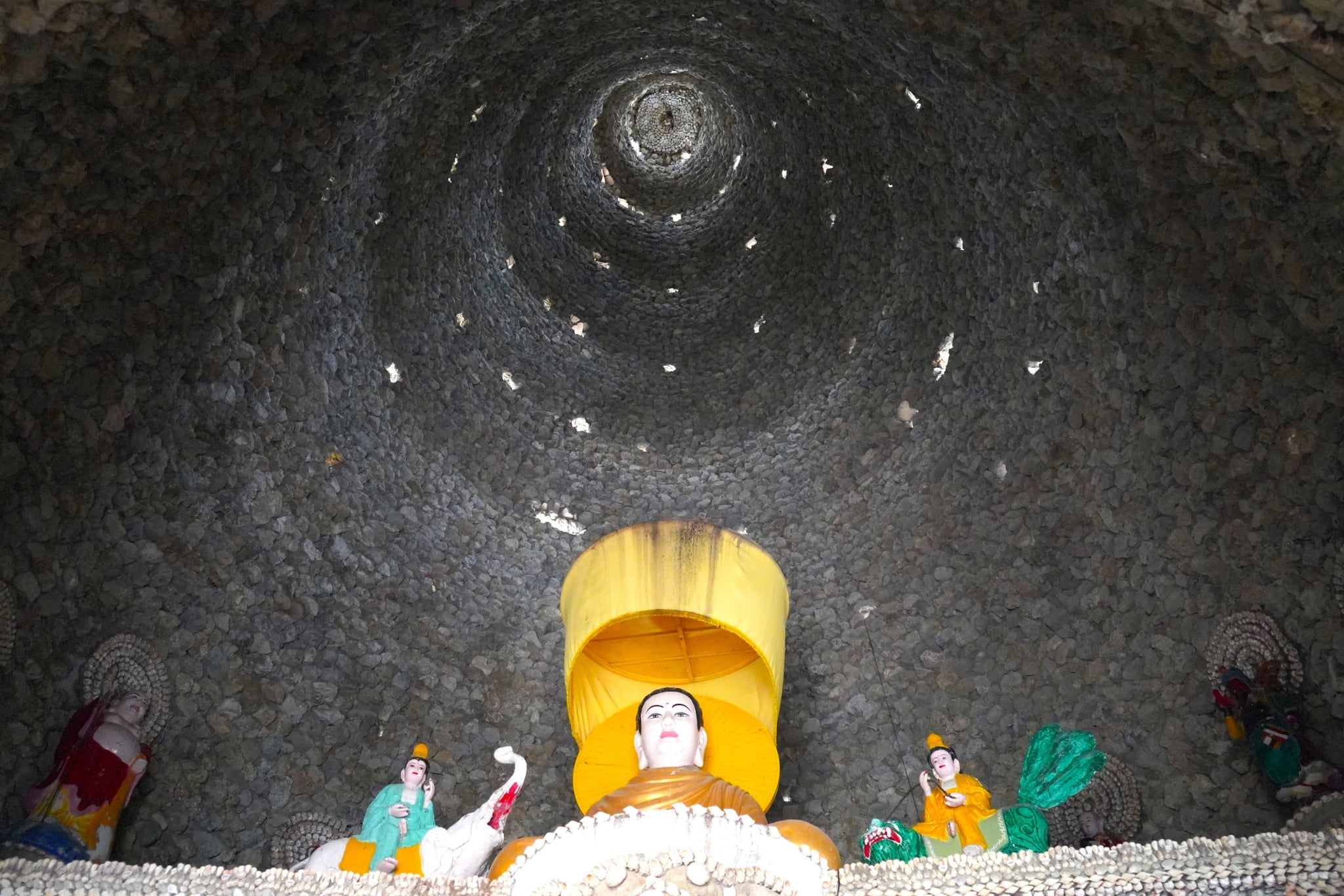39m-high pagoda tower adorned with millions of shells, coral in Vietnam- Ảnh 4.