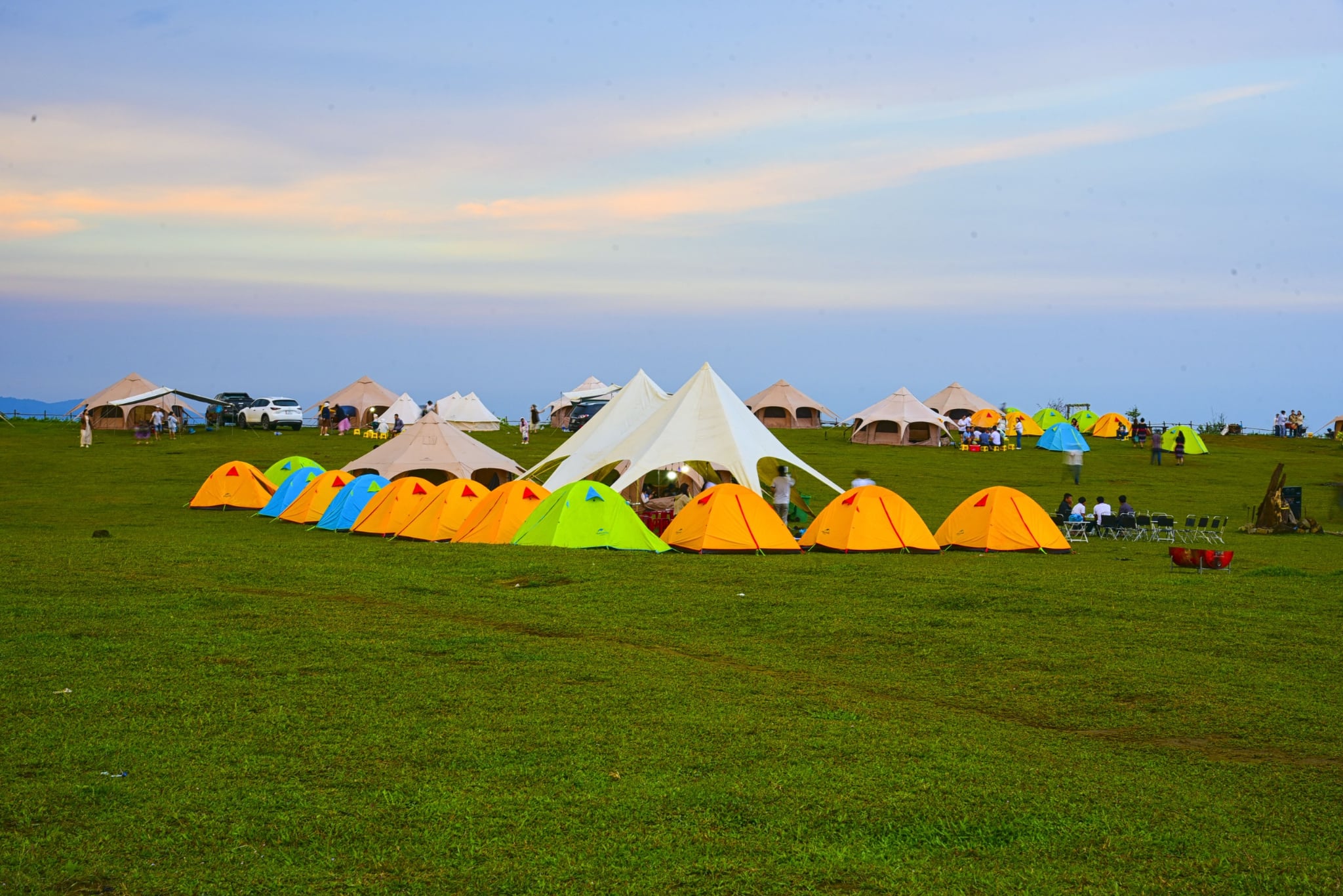 Central Vietnam's Bui Hui Plateau Festival lures thousands with vast grasslands, distinctive H’re culture- Ảnh 2.
