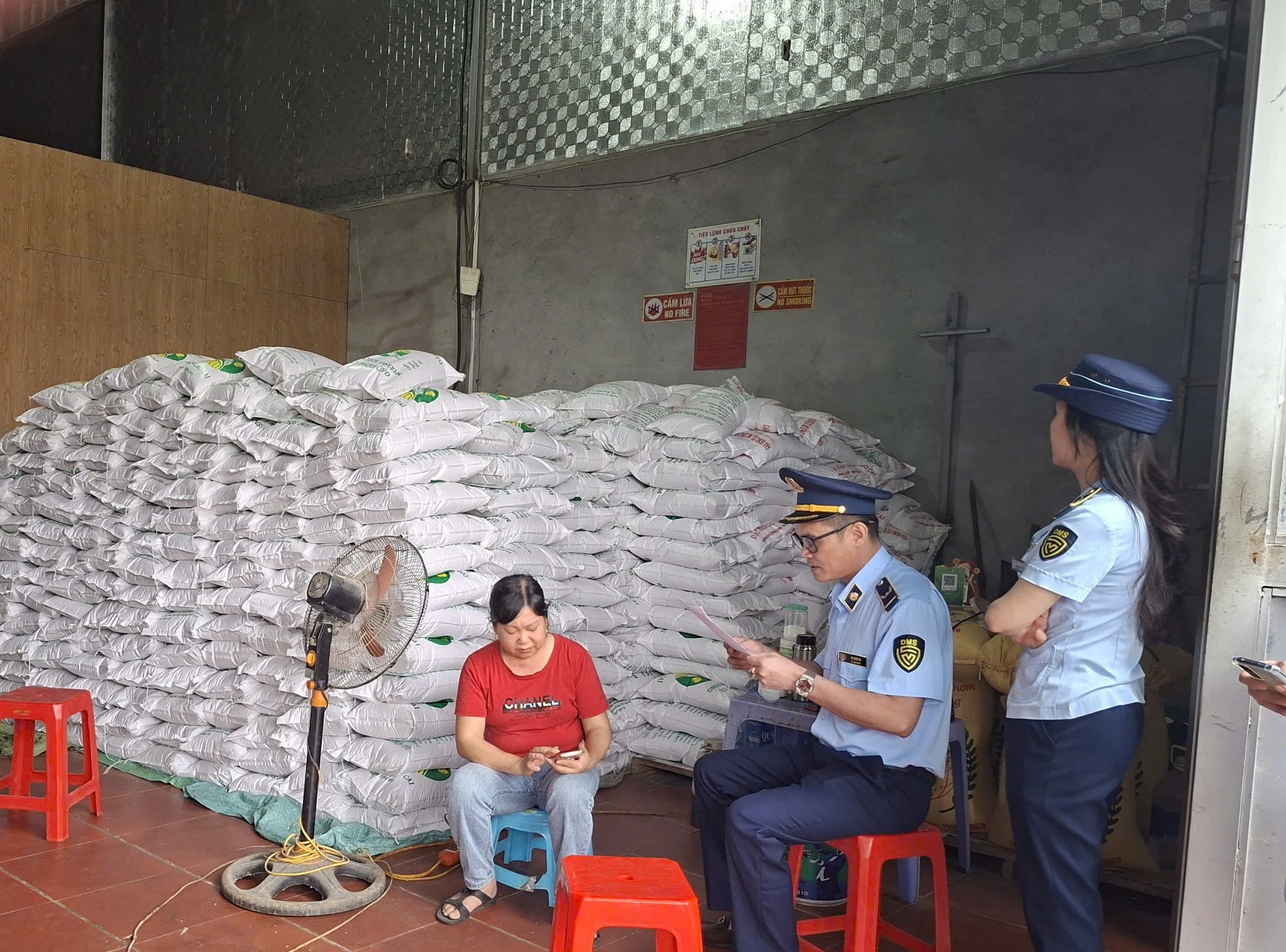 Khởi tố giám đốc công ty và chủ cửa hàng bá gạo 'nhái' Séng Cù Mường Khương - Ảnh 2.