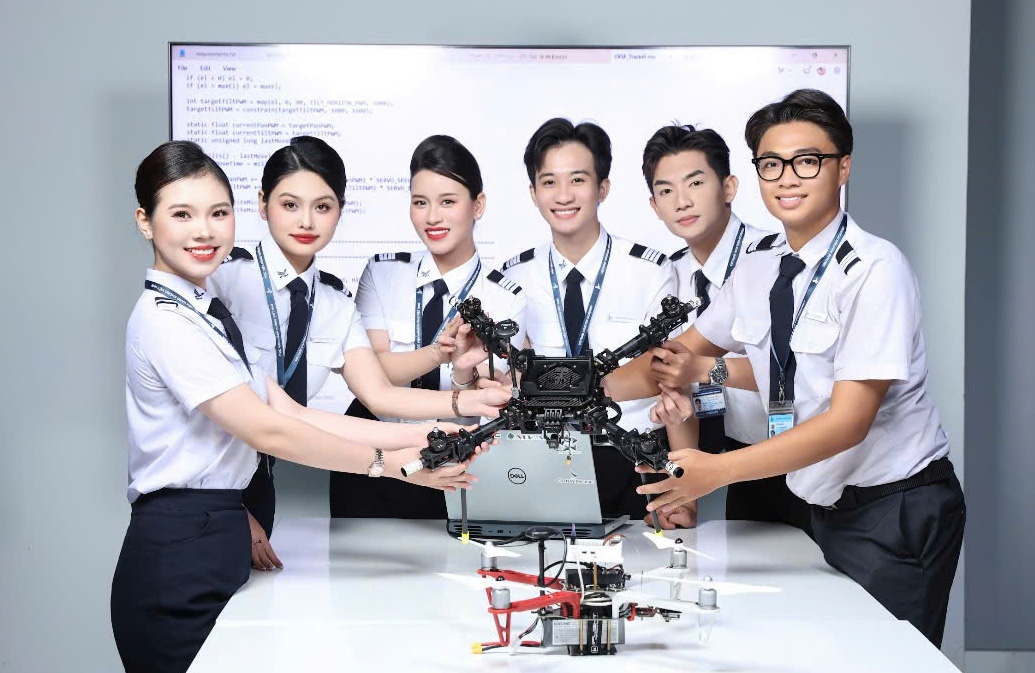 Điểm chuẩn Học viện Hàng không Việt Nam: Bất ngờ nhóm ngành tăng 4-6 điểm - Ảnh 1.