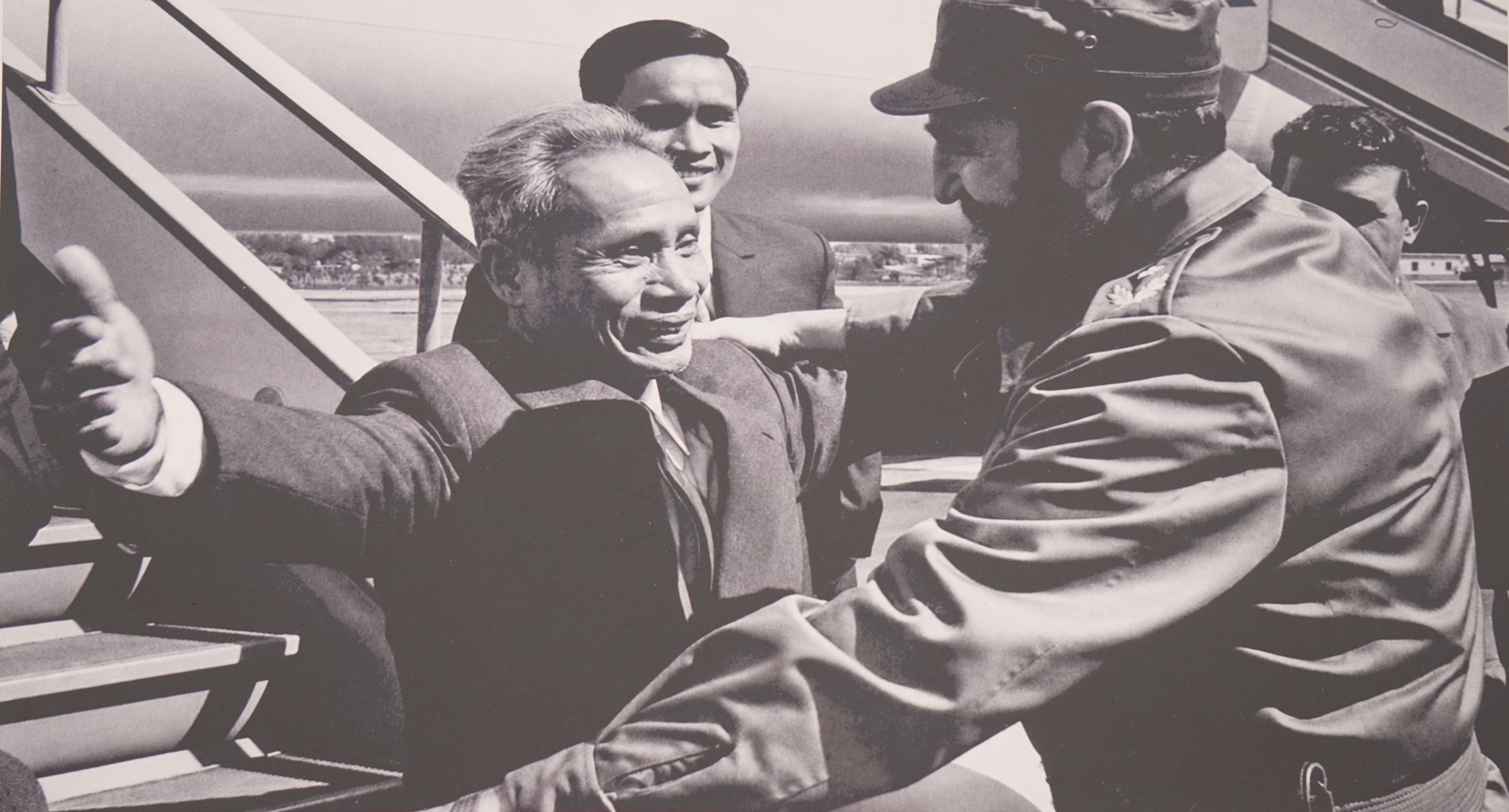 Những hình ảnh quý từ Cuba, Chủ tịch Fidel Castro chặt mía, đọc sách giữa núi rừng - Ảnh 9.