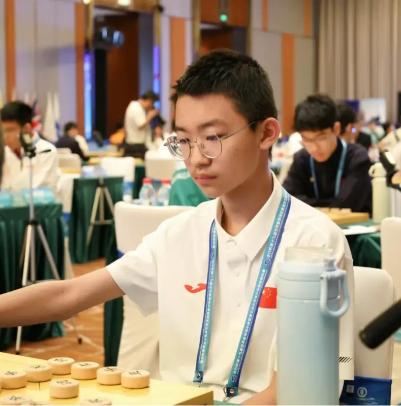 Địa chấn cờ tướng, cậu bé 13 tuổi loại nhà vô địch thế giới khỏi siêu giải đấu - Ảnh 1.