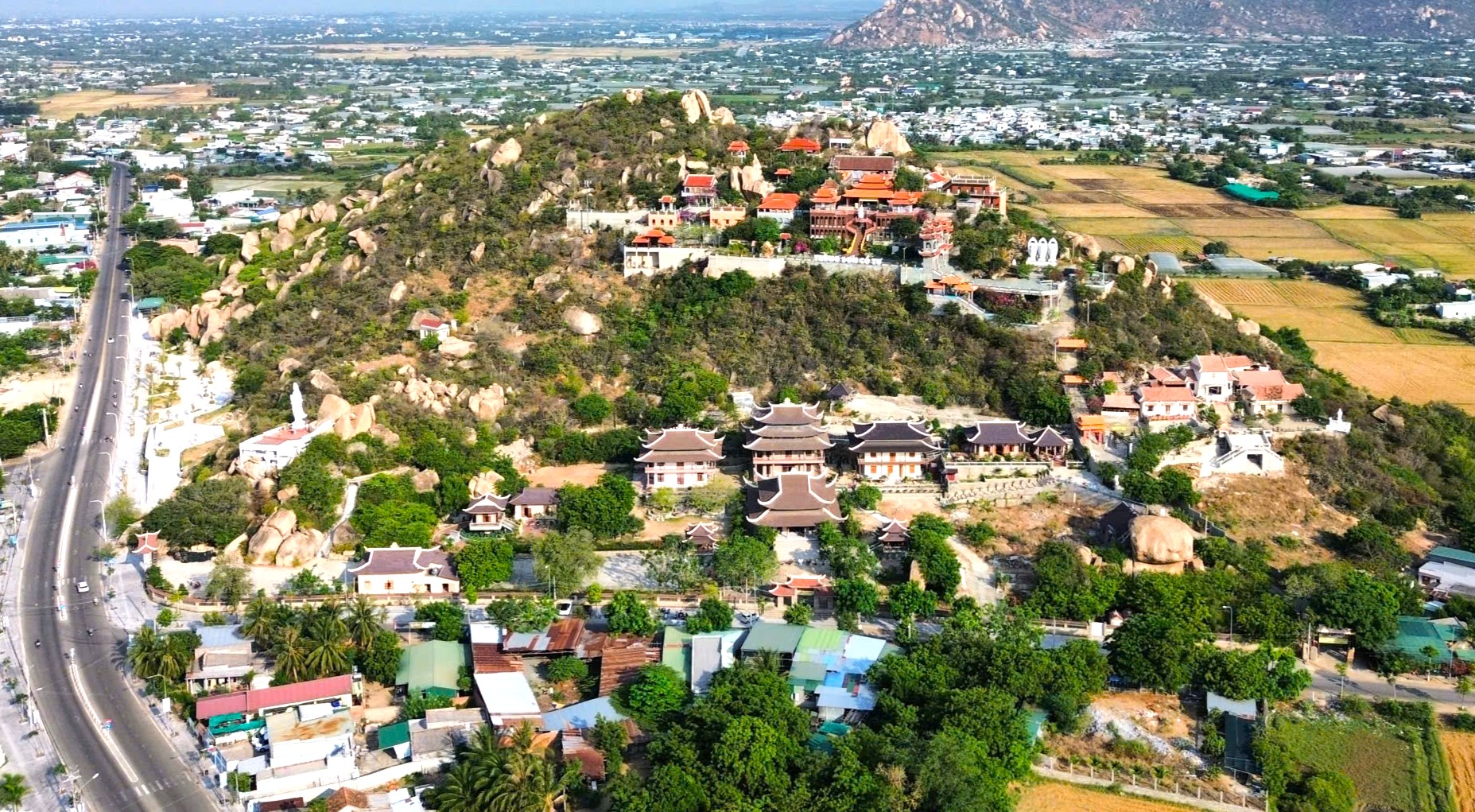Nghỉ lễ 2-9: Rời xa phố thị, tìm về bình yên, thanh tịnh ở núi Đá Chồng - Ảnh 1.
