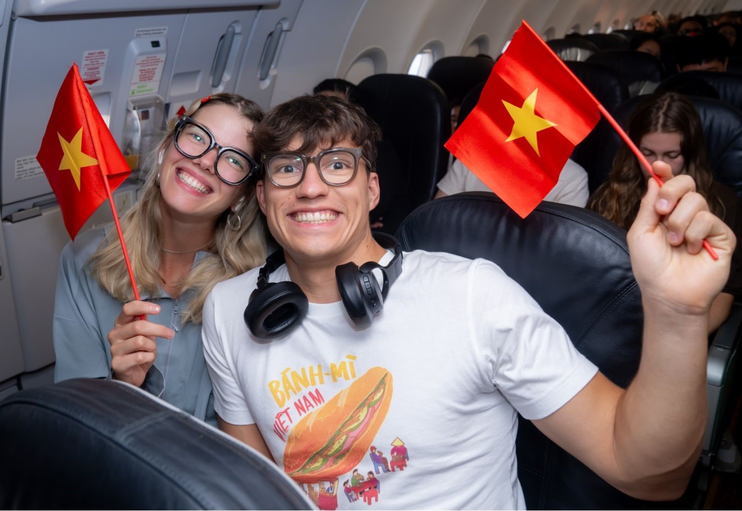 Rực rỡ cờ đỏ sao vàng, Vietjet mang niềm vui Tết Độc lập lên độ cao 10.000 mét - Ảnh 3.