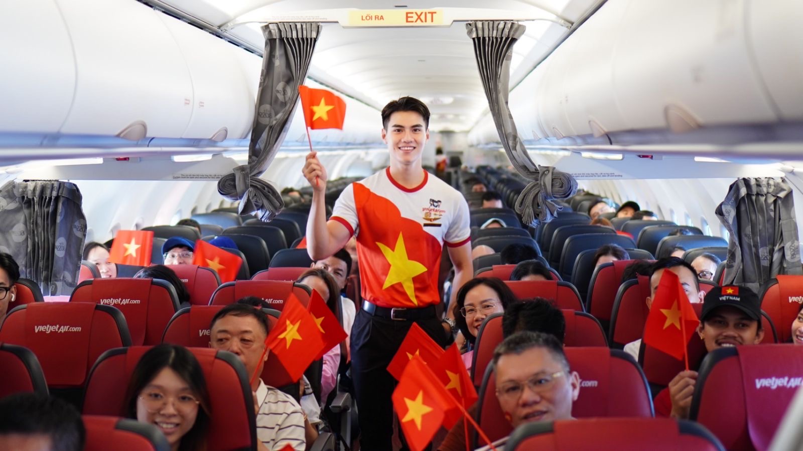 Rực rỡ cờ đỏ sao vàng, Vietjet mang niềm vui Tết Độc lập lên độ cao 10.000 mét - Ảnh 5.
