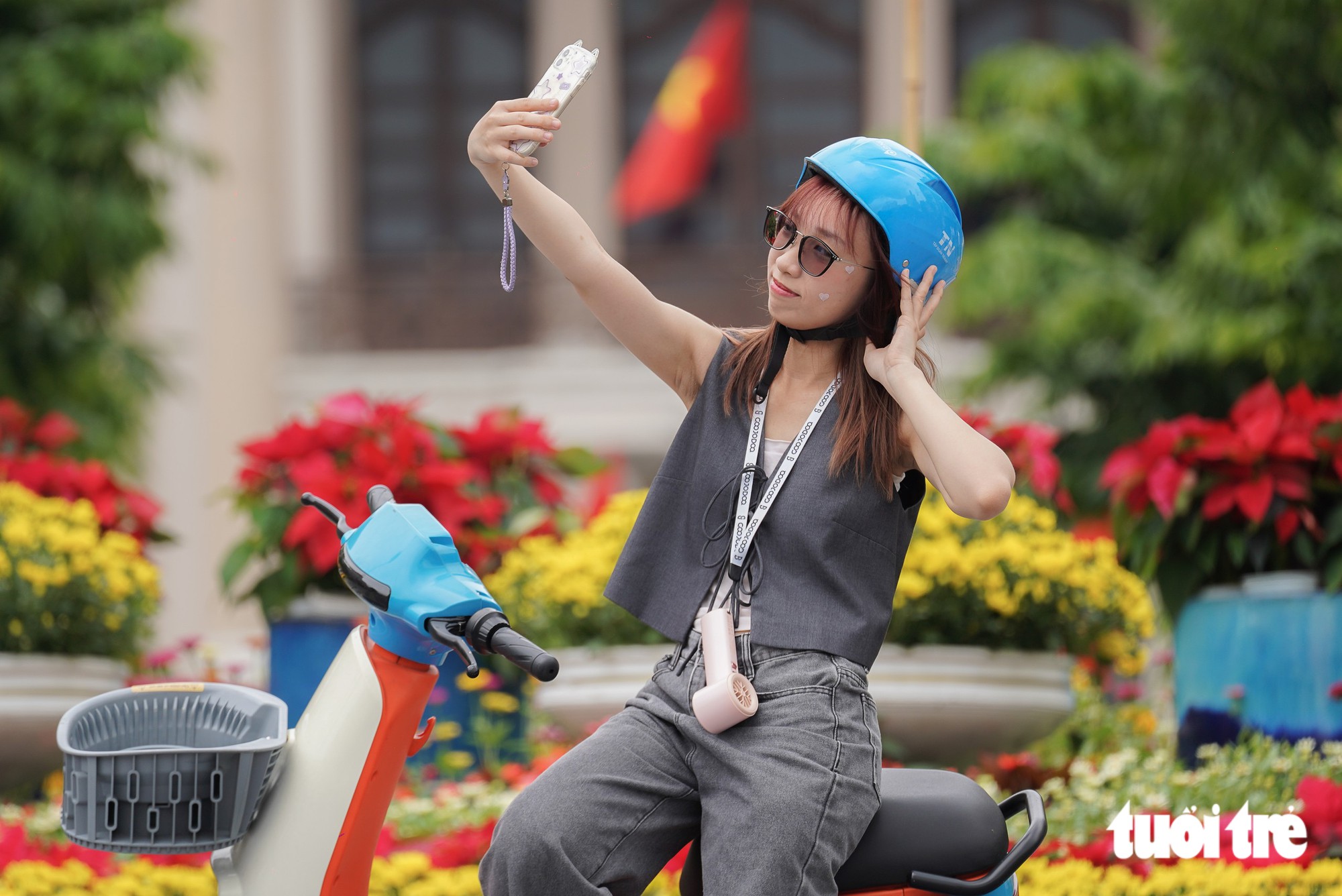 Vi vu trung tâm TP.HCM dịp lễ 2-9 bằng giao thông công cộng - Ảnh 1.