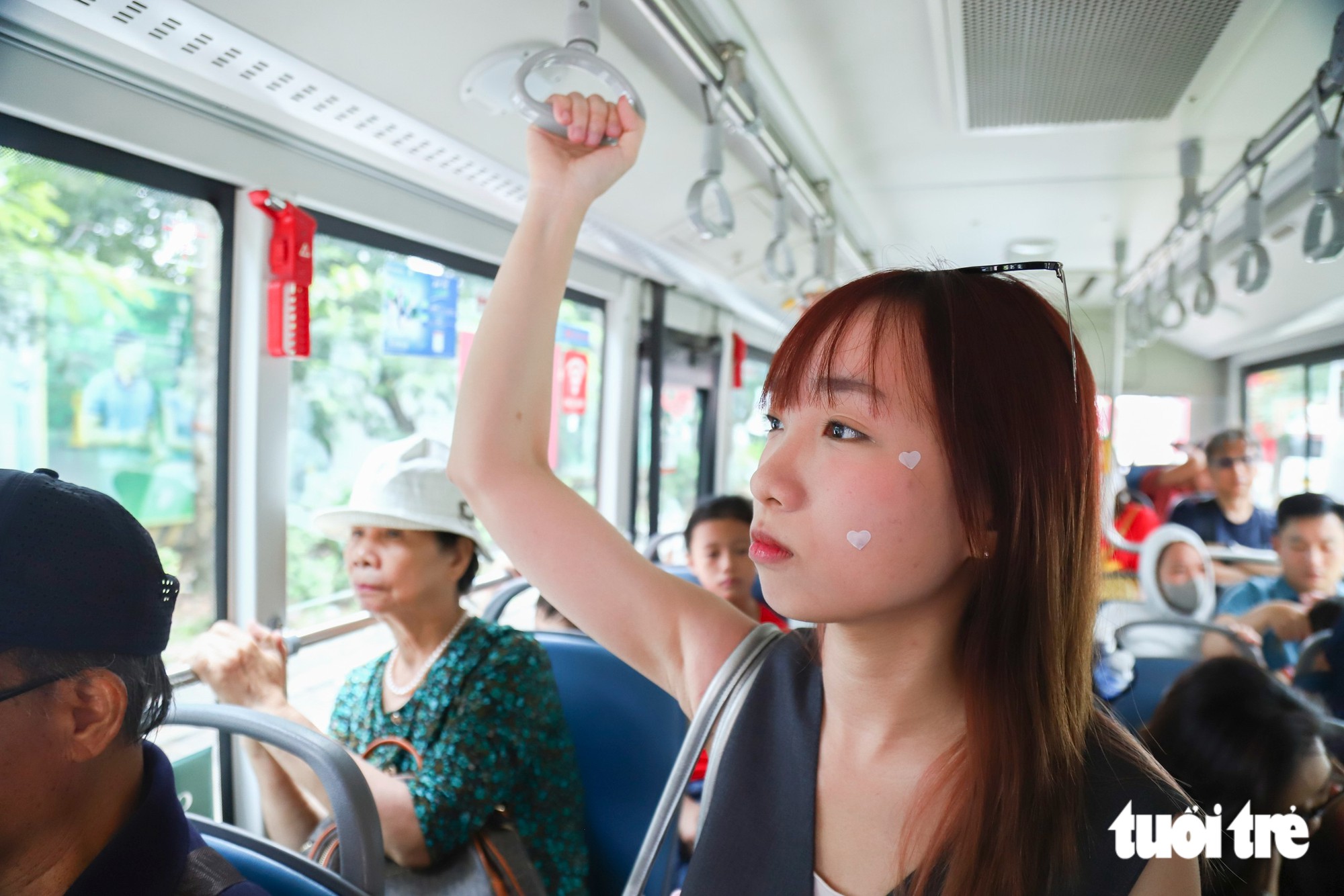 Vi vu trung tâm TP.HCM dịp lễ 2-9 bằng giao thông công cộng - Ảnh 5.