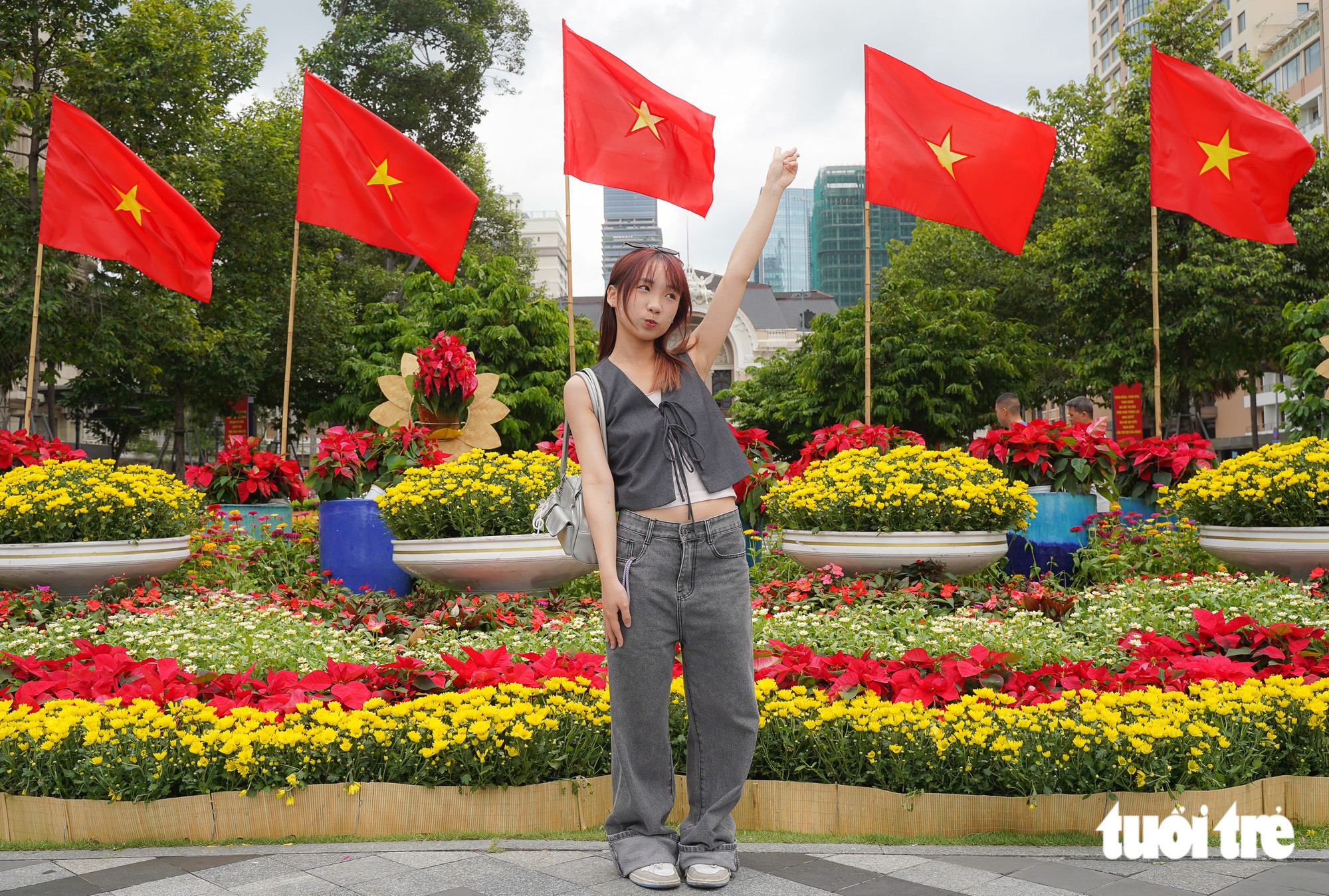 Vi vu trung tâm TP.HCM dịp lễ 2-9 bằng giao thông công cộng - Ảnh 20.