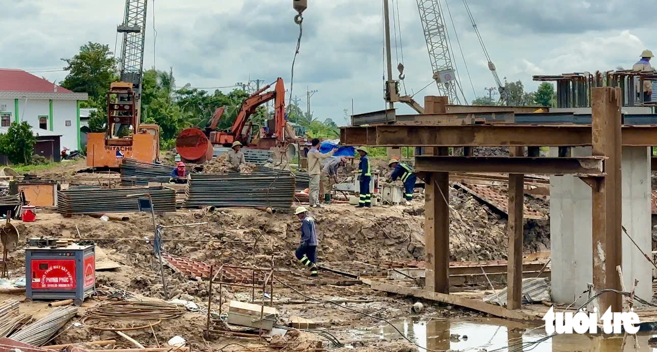 Kỳ lễ 2-9 đặc biệt trên công trường cao tốc Mỹ An - Cao Lãnh - Ảnh 1.
