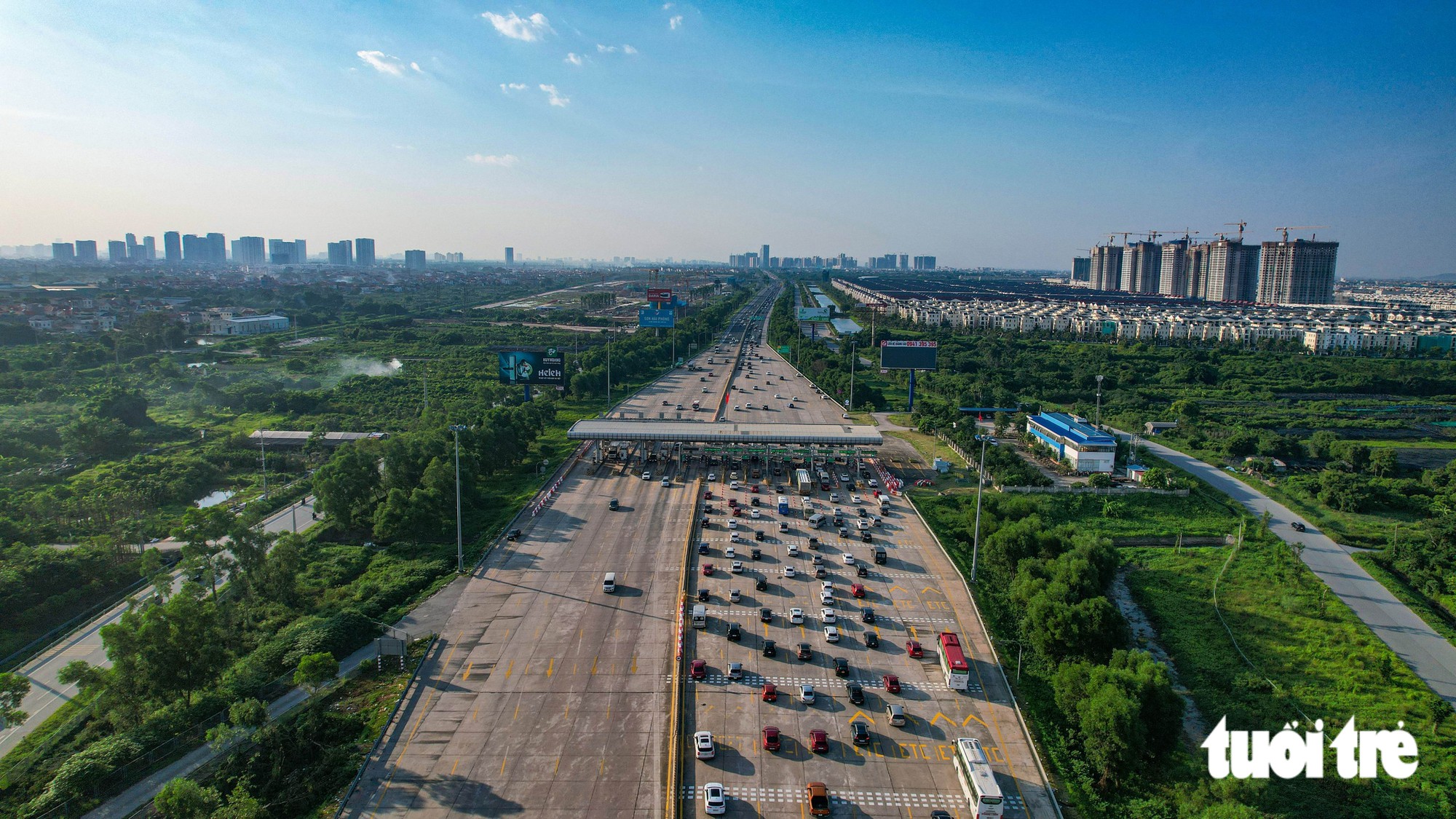Chưa hết nghỉ lễ, dòng xe ùn ùn trở lại Hà Nội khiến cửa ngõ phía đông kẹt cứng - Ảnh 6.