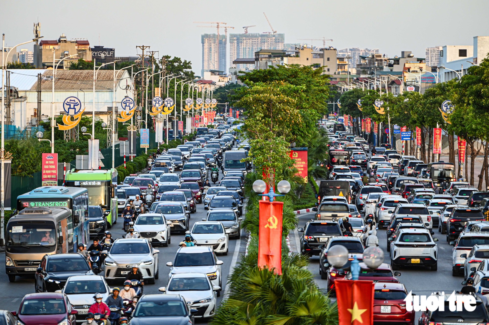 Chưa hết nghỉ lễ, dòng xe ùn ùn trở lại Hà Nội khiến cửa ngõ phía đông kẹt cứng - Ảnh 8.