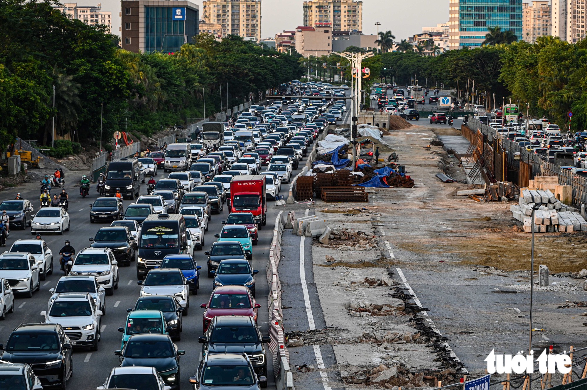 Chưa hết nghỉ lễ, dòng xe ùn ùn trở lại Hà Nội khiến cửa ngõ phía đông kẹt cứng - Ảnh 9.