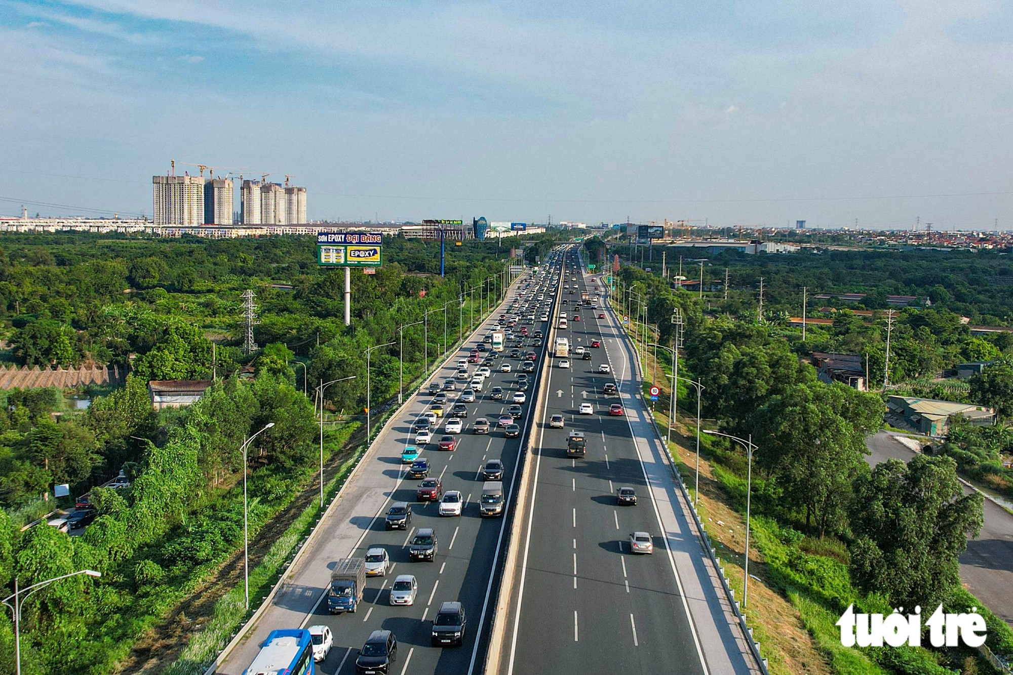 Chưa hết nghỉ lễ, dòng xe ùn ùn trở lại Hà Nội khiến cửa ngõ phía đông kẹt cứng - Ảnh 4.