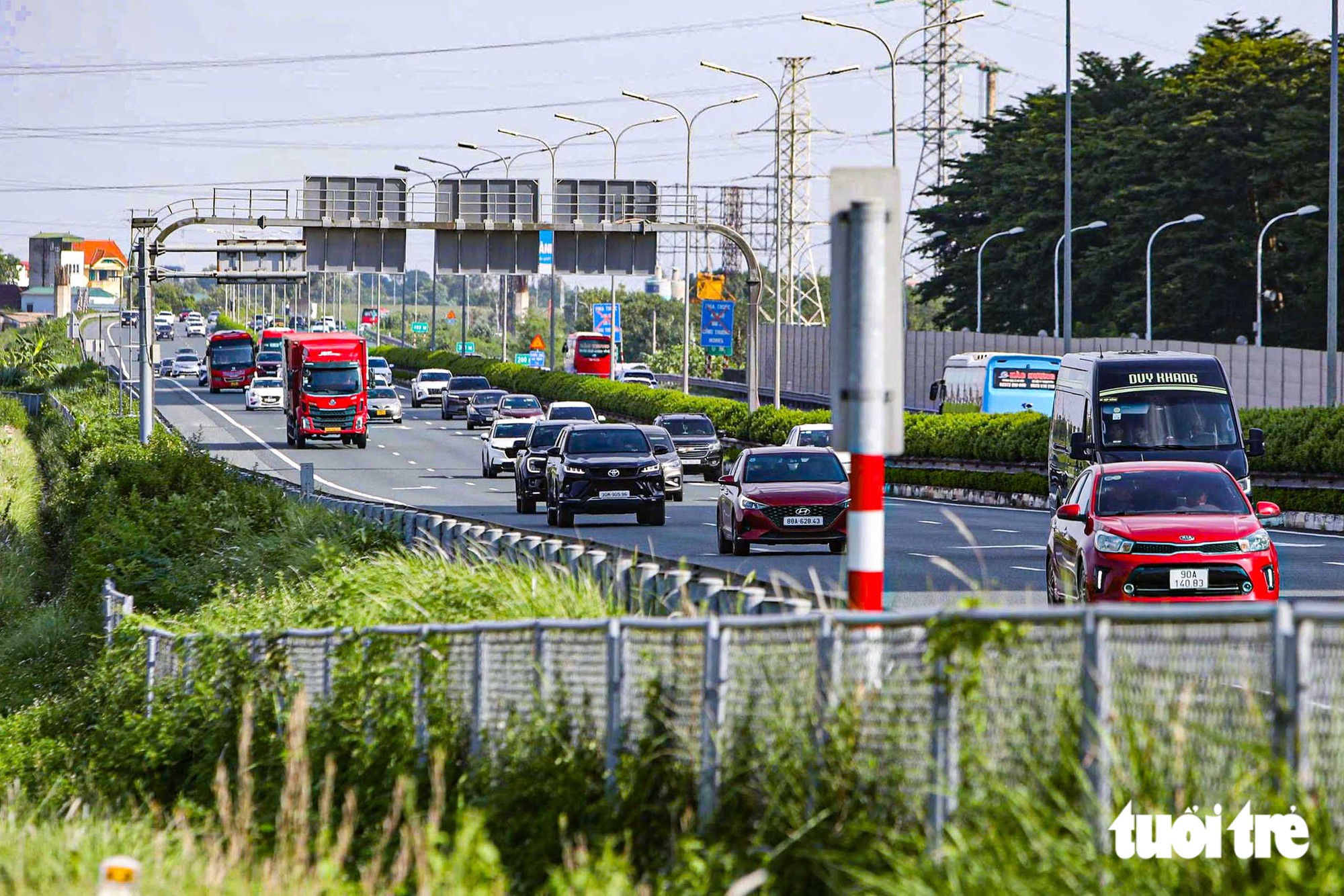 Chưa hết nghỉ lễ, dòng xe ùn ùn trở lại Hà Nội khiến cửa ngõ phía đông kẹt cứng - Ảnh 11.
