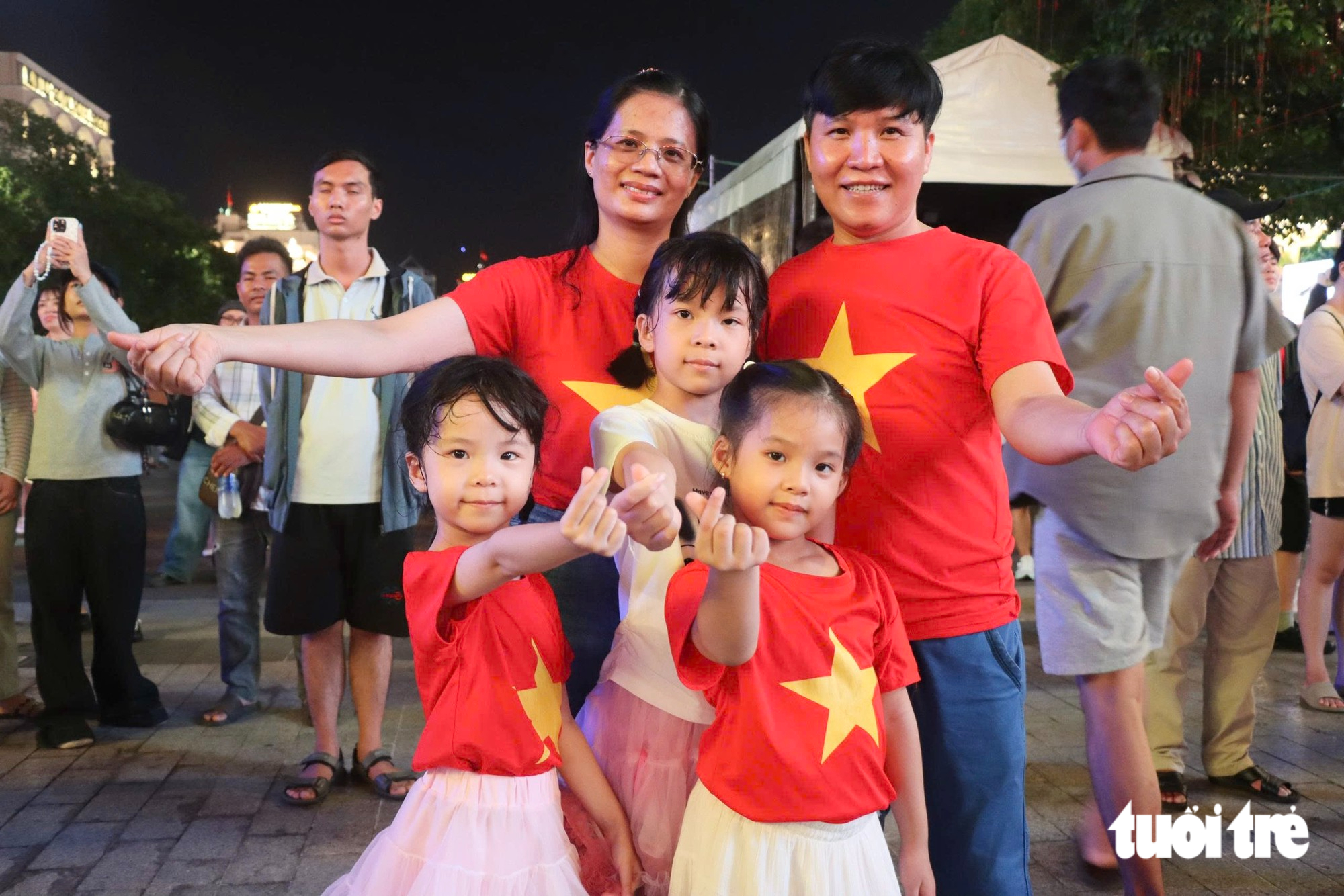 Trung tâm TP.HCM rộn ràng trước lễ 2-9, bạn trẻ, gia đình check-in, 'cắm trại' - Ảnh 4.
