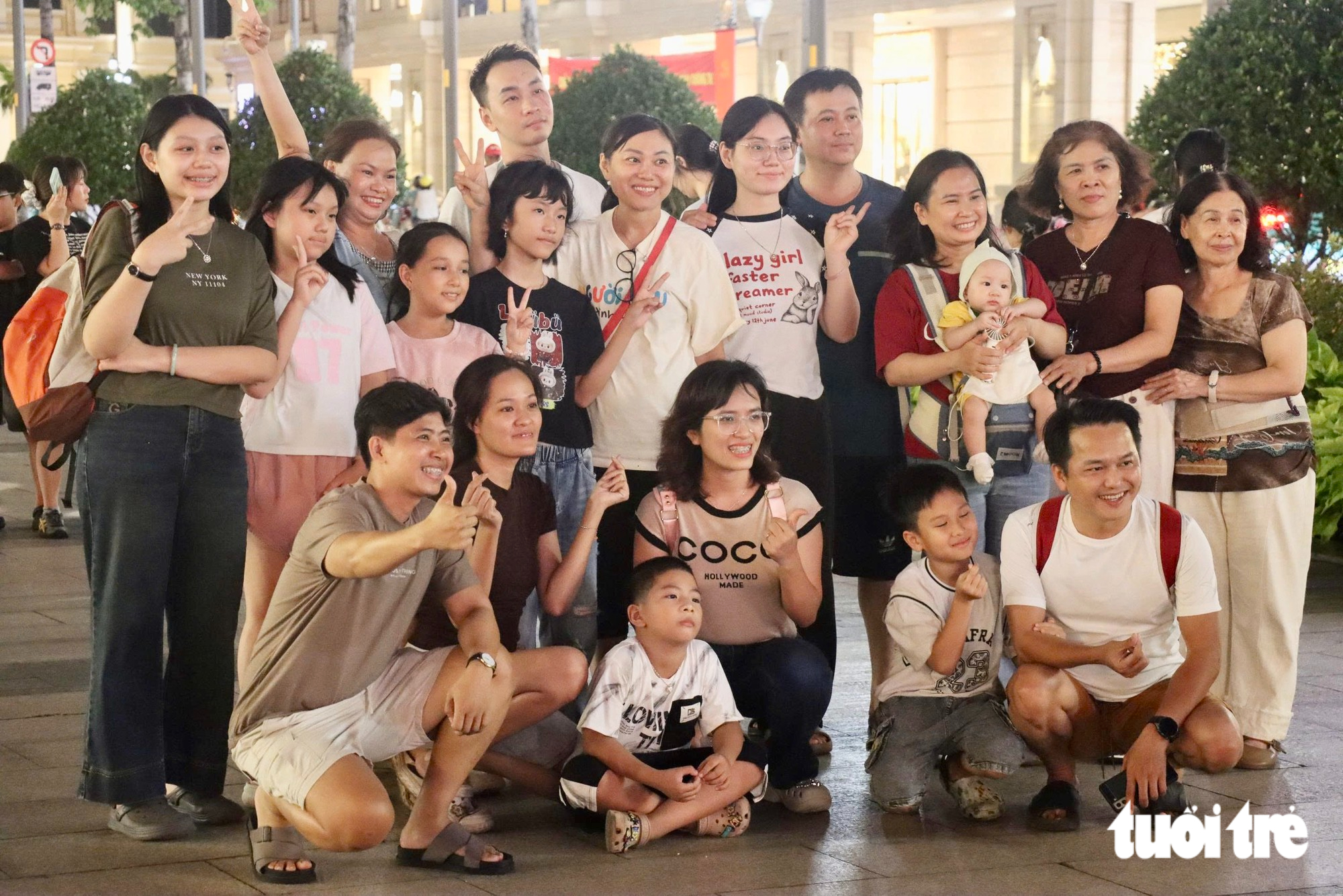 Trung tâm TP.HCM rộn ràng trước lễ 2-9, bạn trẻ, gia đình check-in, 'cắm trại' - Ảnh 6.