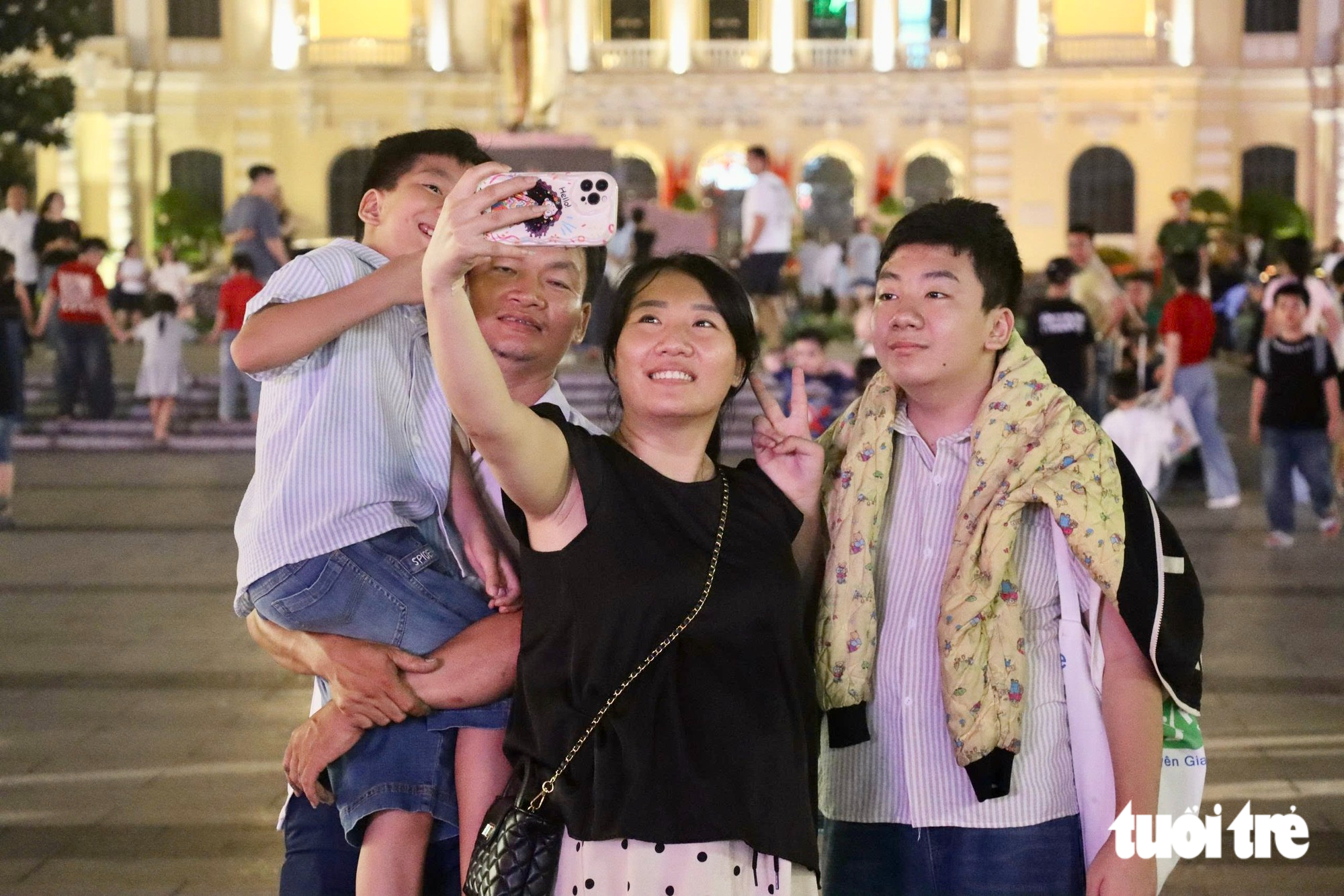 Trung tâm TP.HCM rộn ràng trước lễ 2-9, bạn trẻ, gia đình check-in, 'cắm trại' - Ảnh 7.