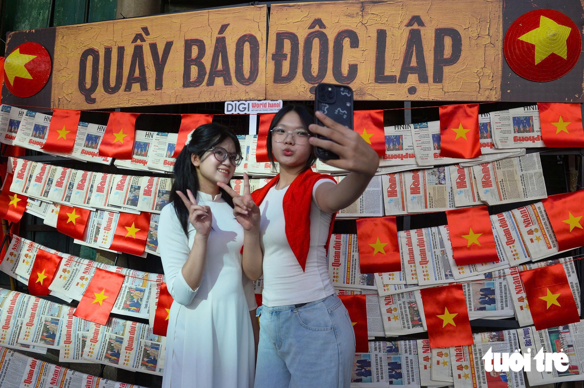 Trung tâm TP.HCM rộn ràng trước lễ 2-9, bạn trẻ, gia đình check-in, 'cắm trại' - Ảnh 8.