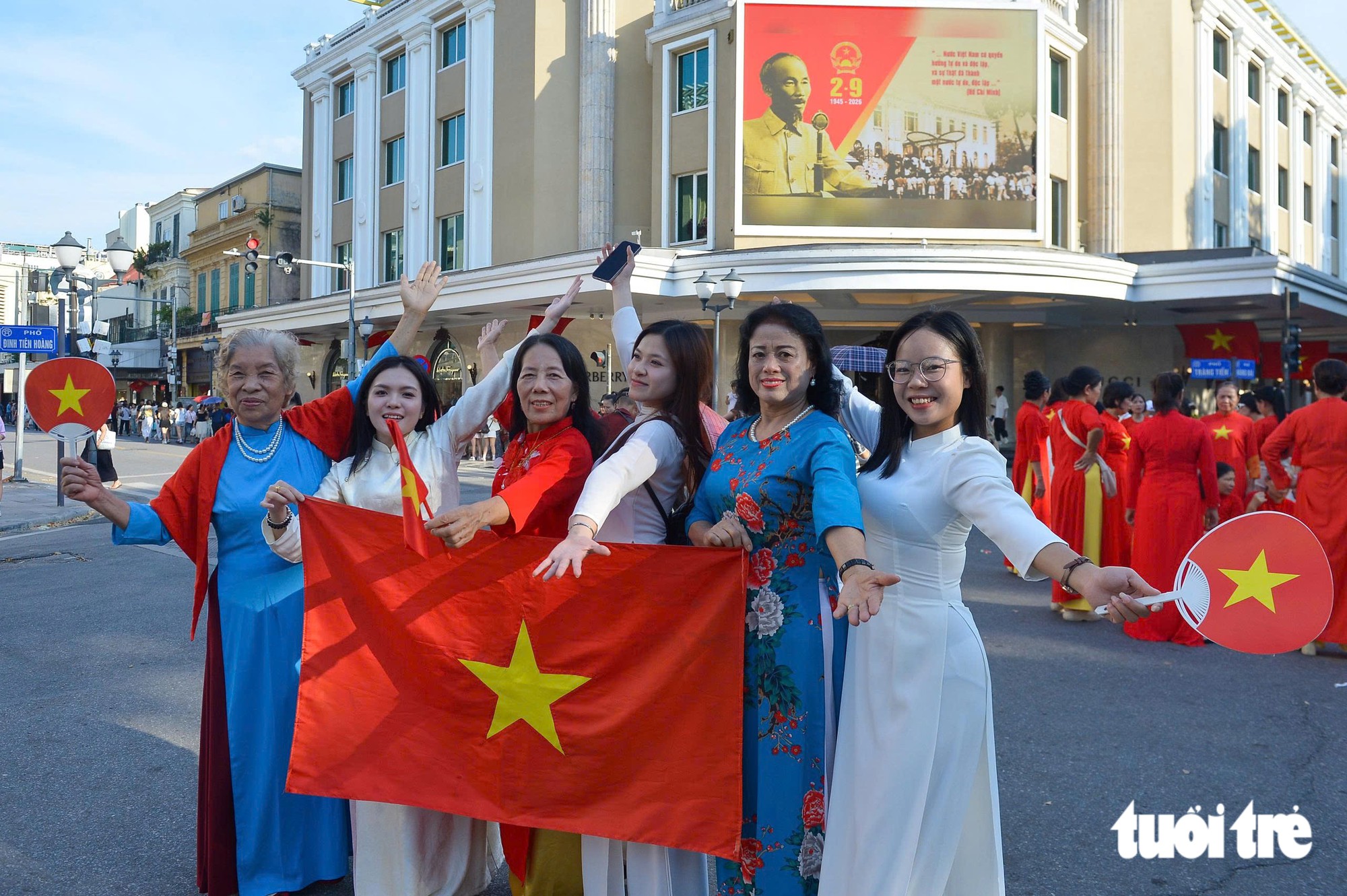 Trung tâm TP.HCM rộn ràng trước lễ 2-9, bạn trẻ, gia đình check-in, 'cắm trại' - Ảnh 10.