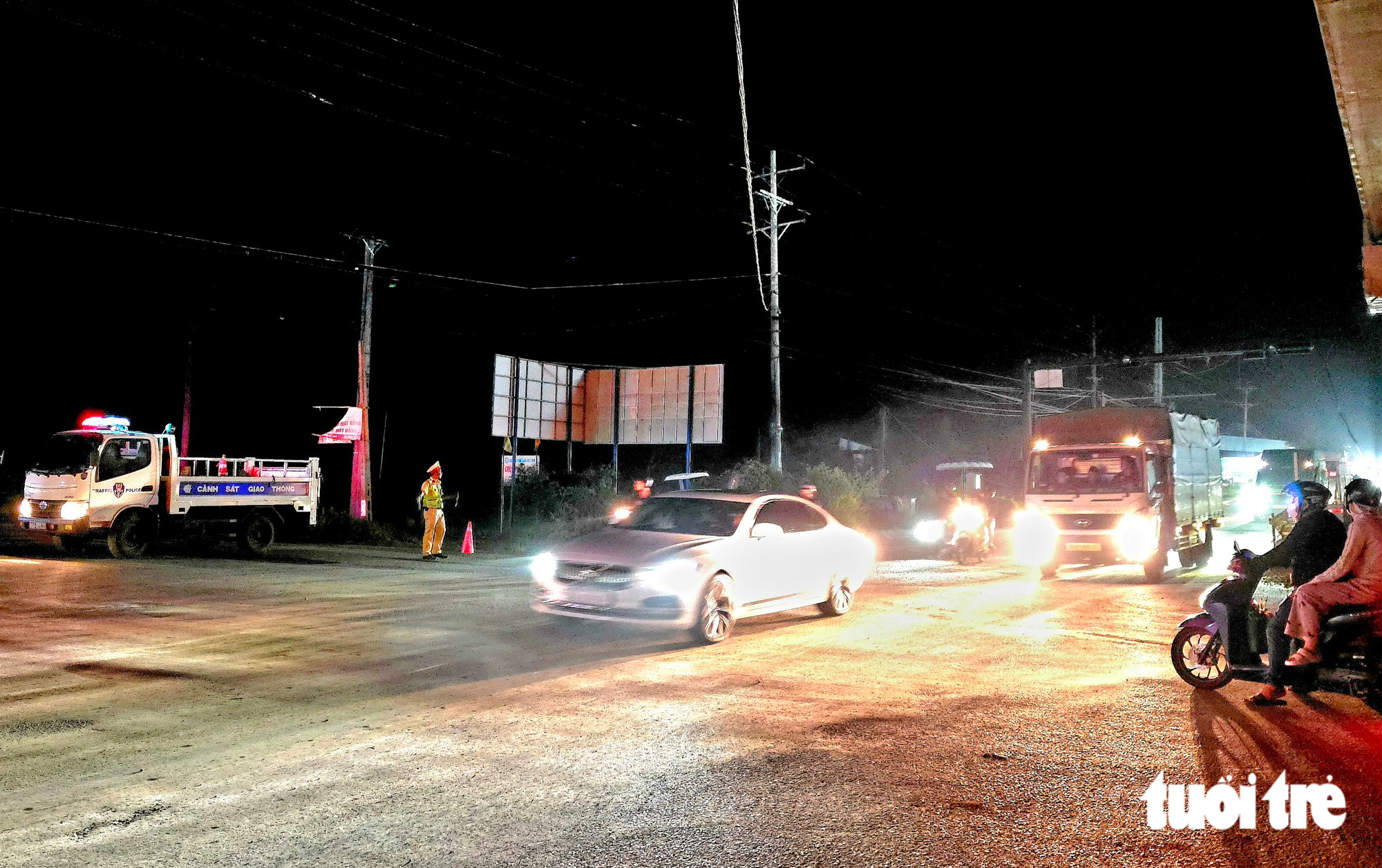 Cảnh sát giao thông phân luồng từ xa, xe cộ hạn chế vào cao tốc Phan Thiết - Dầu Giây - Ảnh 2.