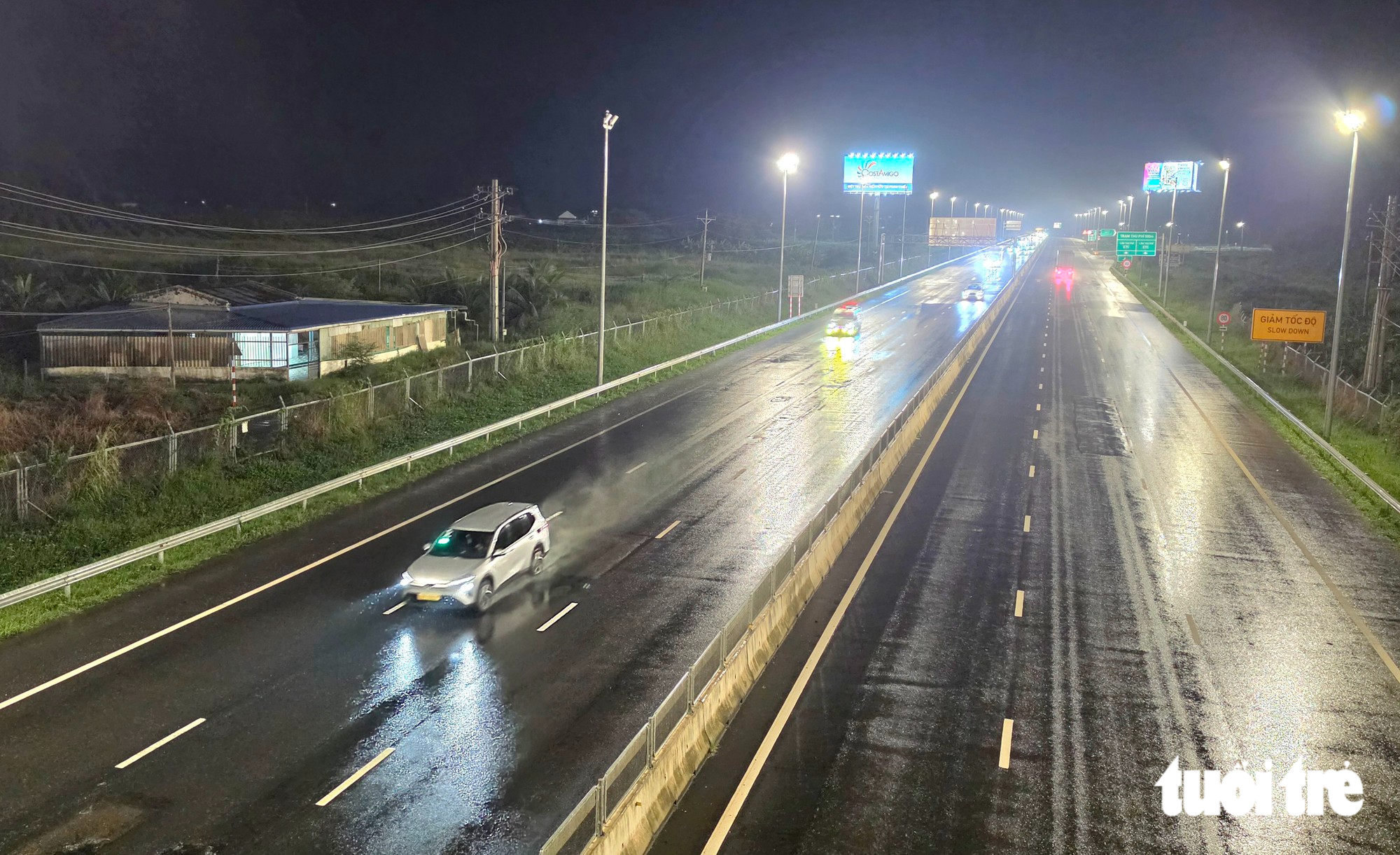 Cảnh sát giao thông phân luồng từ xa, xe cộ hạn chế vào cao tốc Phan Thiết - Dầu Giây - Ảnh 3.