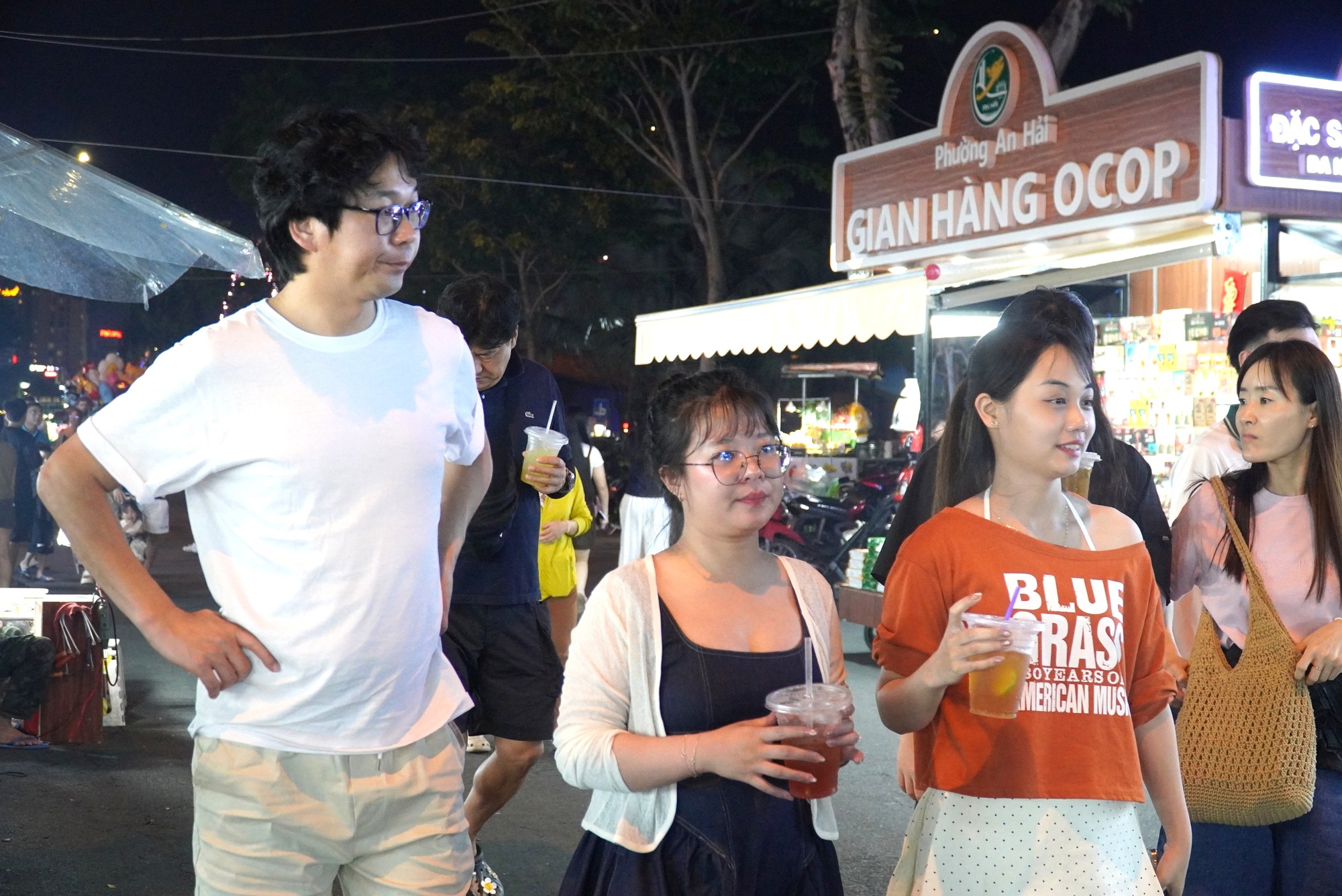 Trời đẹp, bạn trẻ Đà Nẵng ùn ùn ra biển, chợ đêm chơi lễ Quốc khánh  - Ảnh 5.