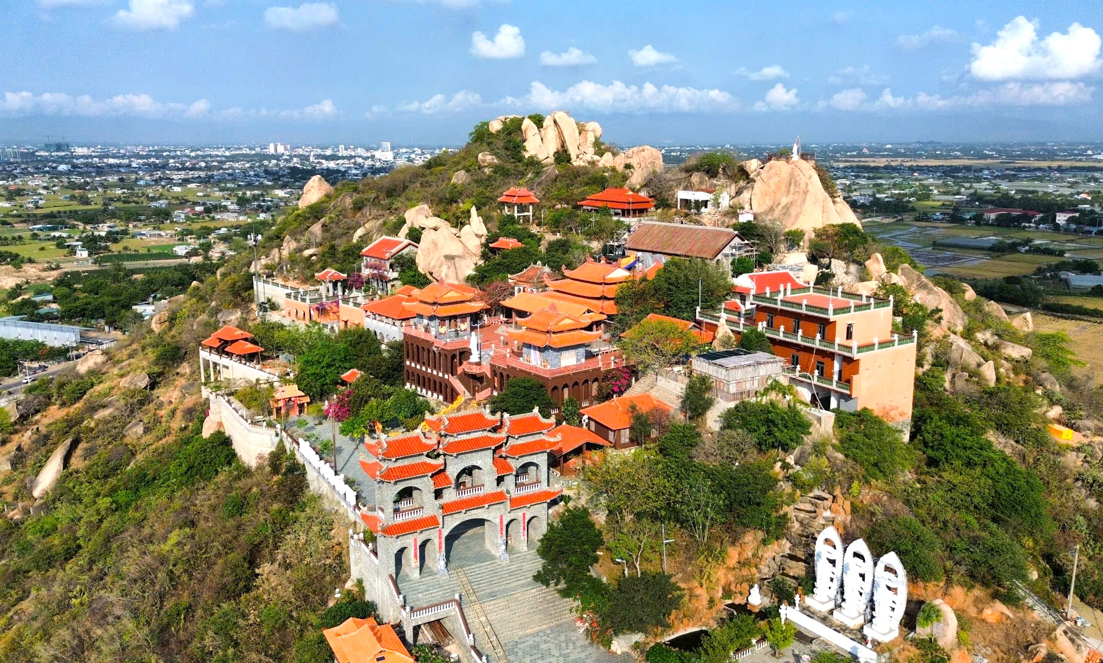 Nghỉ lễ 2-9: Rời xa phố thị, tìm về bình yên, thanh tịnh ở núi Đá Chồng - Ảnh 5.