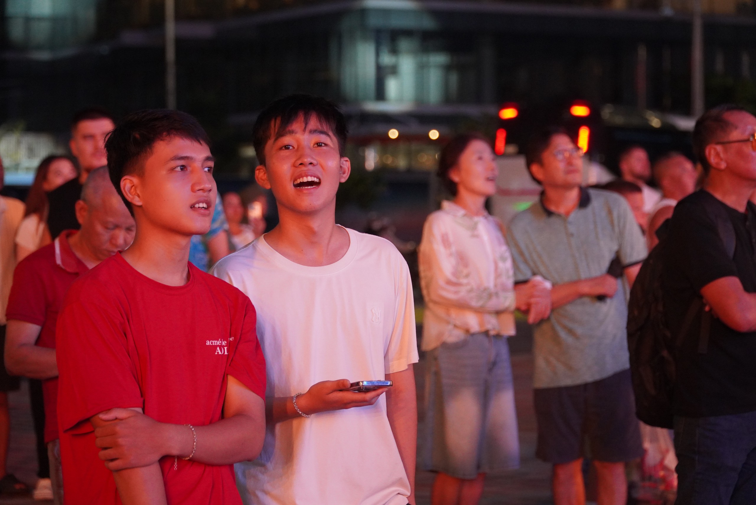 Trời đẹp, bạn trẻ Đà Nẵng ùn ùn ra biển, chợ đêm chơi lễ Quốc khánh  - Ảnh 7.