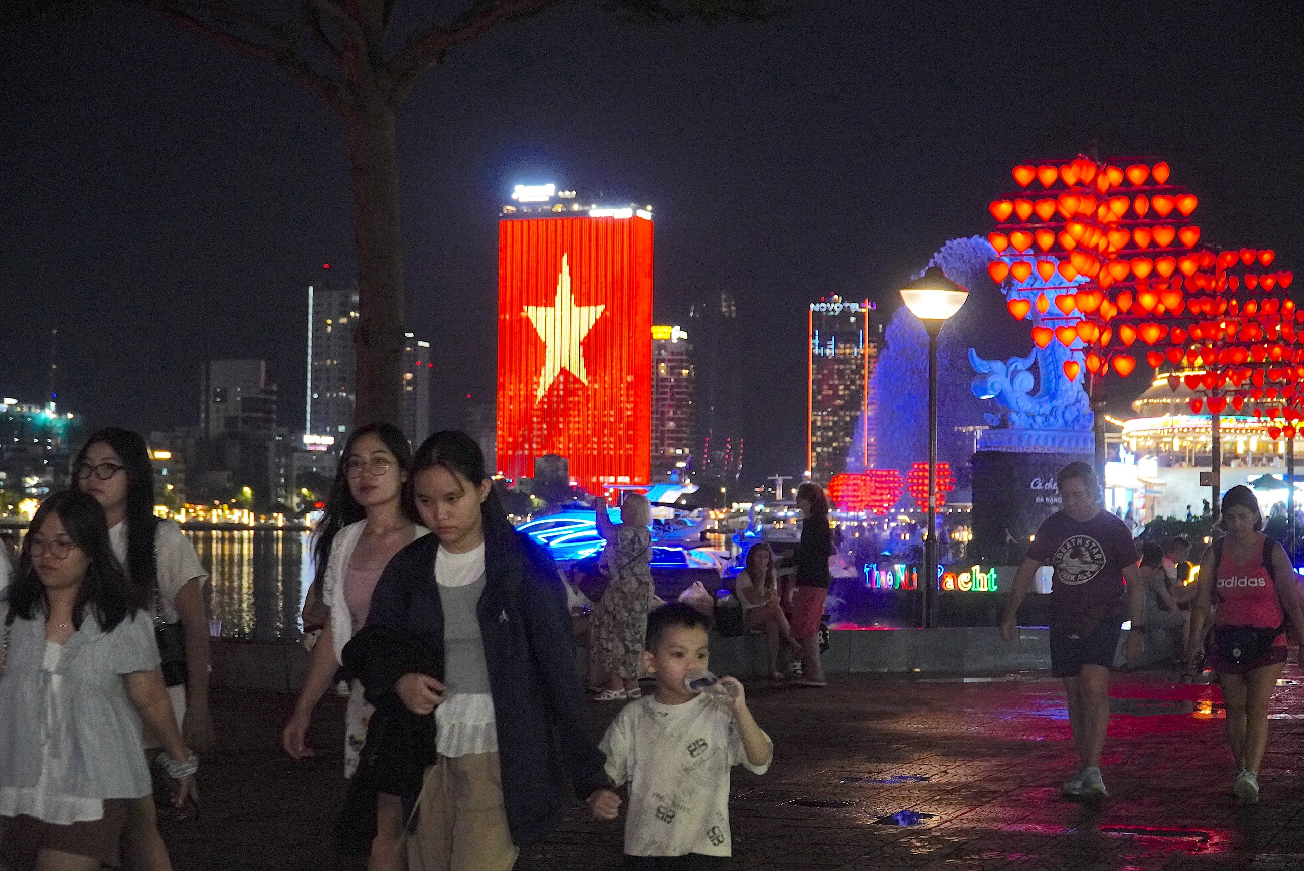 Trời đẹp, bạn trẻ Đà Nẵng ùn ùn ra biển, chợ đêm chơi lễ Quốc khánh  - Ảnh 2.