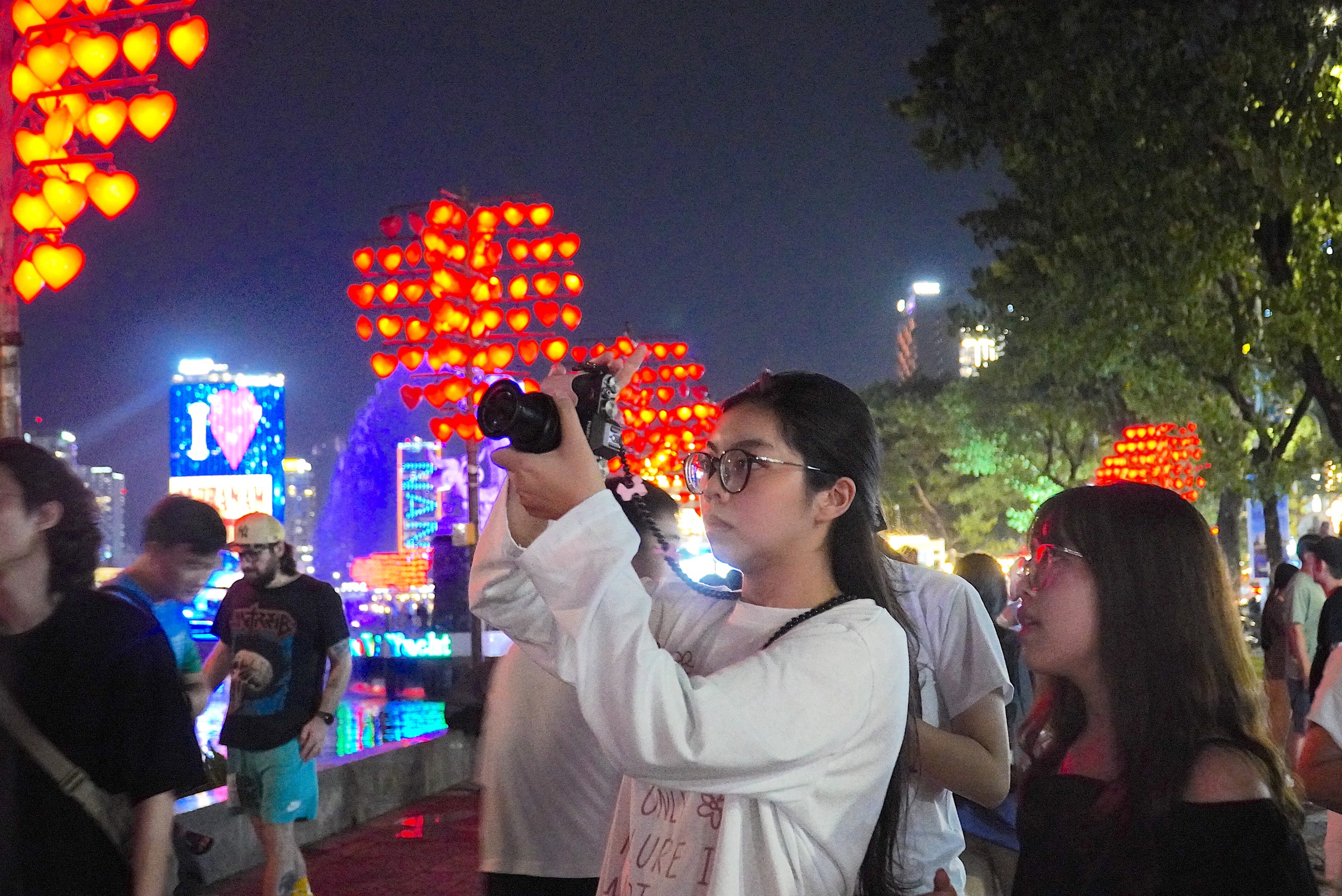 Trời đẹp, bạn trẻ Đà Nẵng ùn ùn ra biển, chợ đêm chơi lễ Quốc khánh  - Ảnh 1.