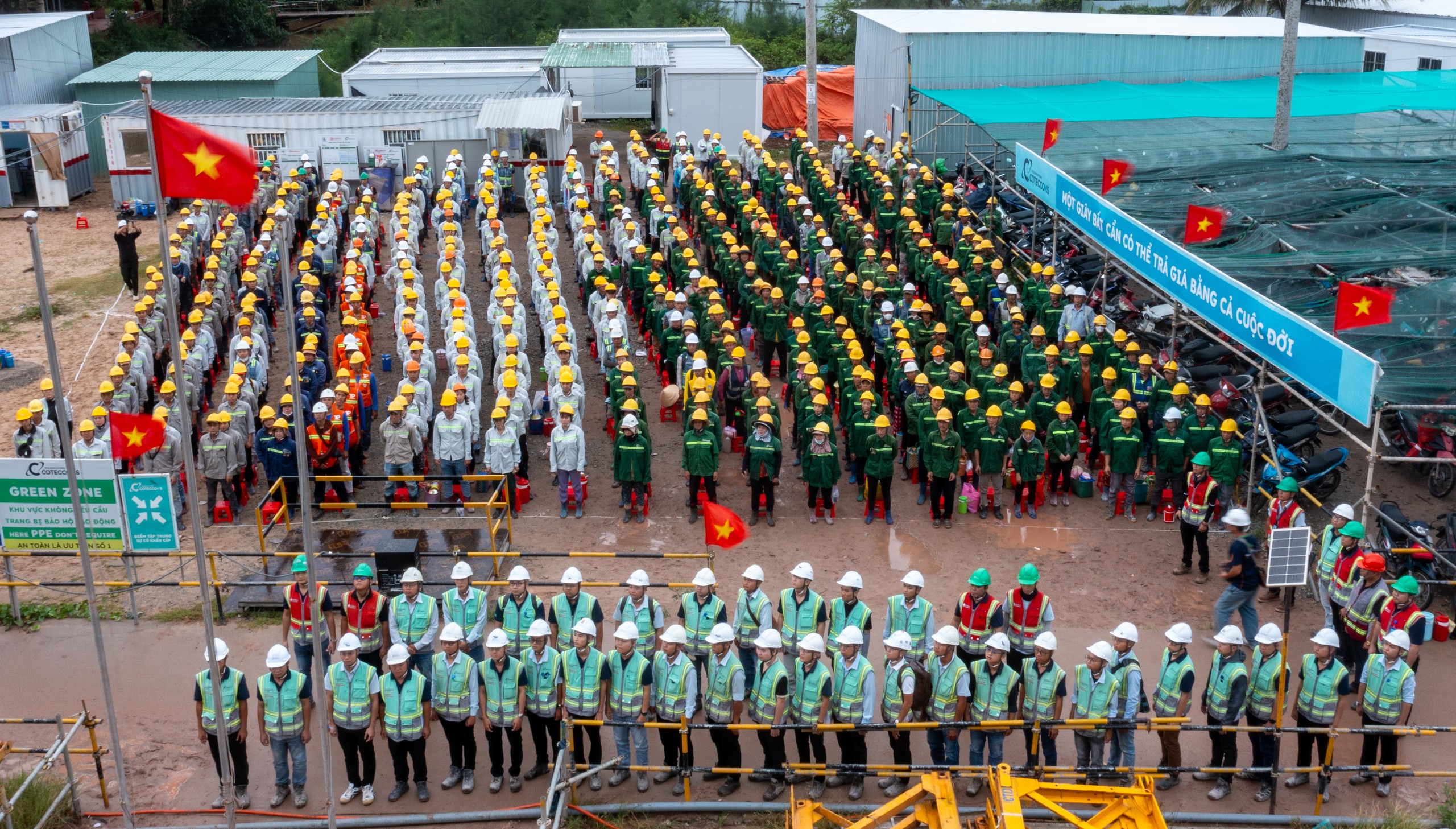 15,500 workers stay on the job through National Day holiday for Phu Quoc APEC 2027 - Ảnh 1.