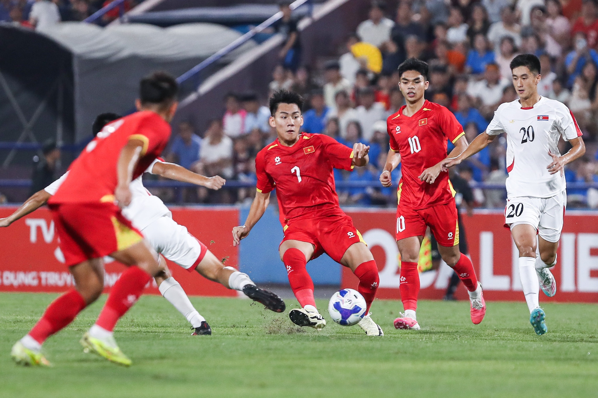 Tiền đạo Nguyễn Lê Phát rời đội U20 Việt Nam sau trận thua U20 Triều Tiên - Ảnh 1.