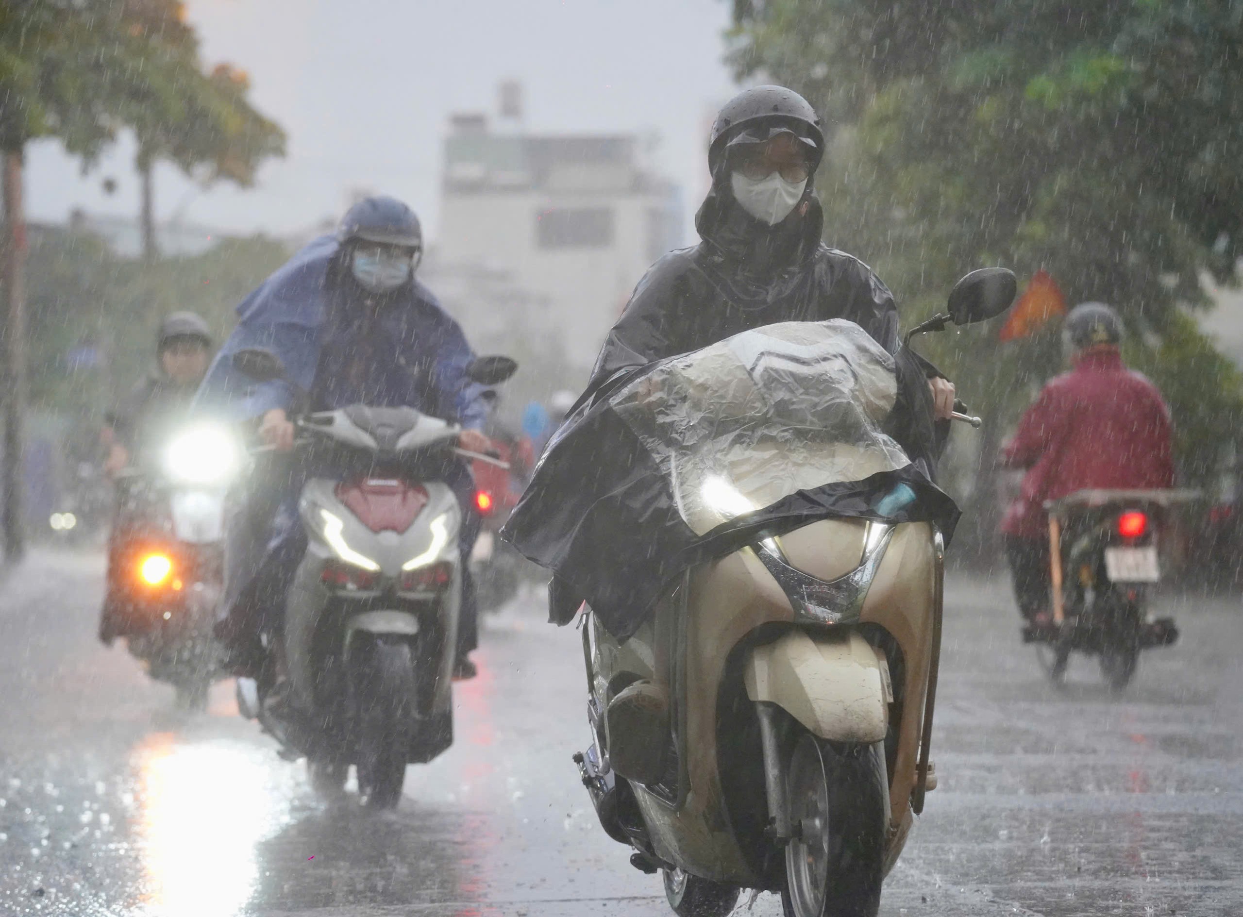 Mưa lớn, nhiều tuyến đường TP.HCM ngập nặng, người dân chật vật về nhà - Ảnh 13.