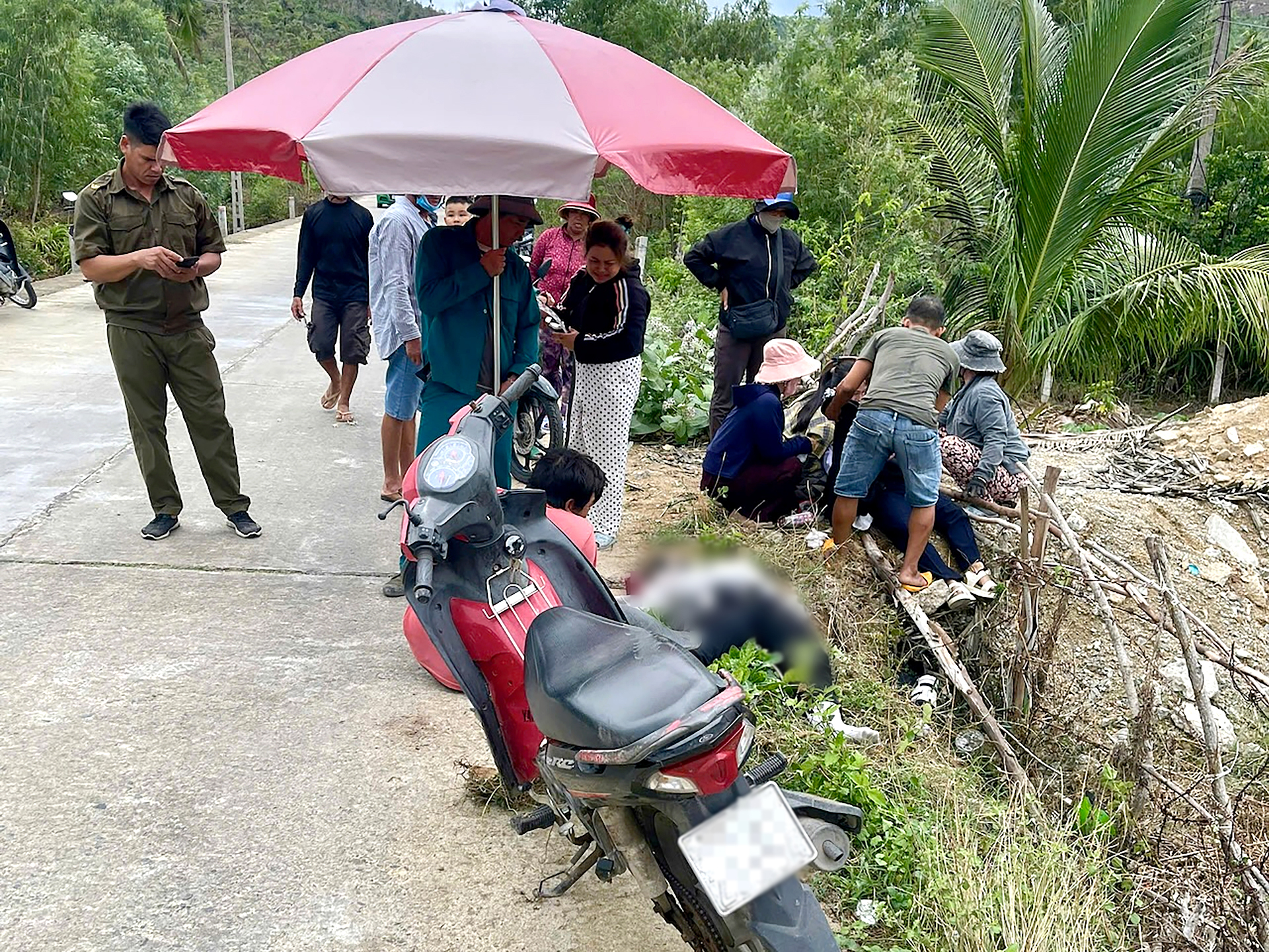 2 nữ sinh chưa đủ tuổi đi xe máy tự gây tai nạn, một em chết - Ảnh 2.