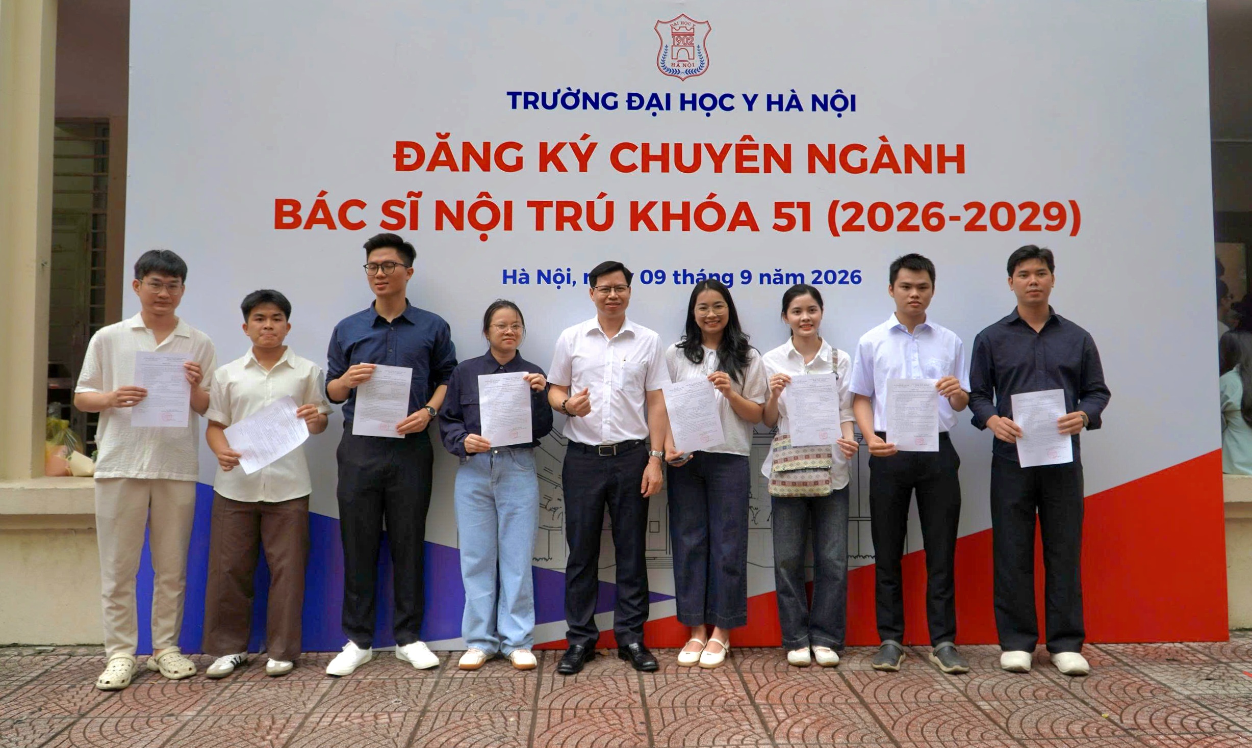 Giám đốc Bệnh viện Bạch Mai: Nên trả thù lao cho bác sĩ nội trú - Ảnh 2.