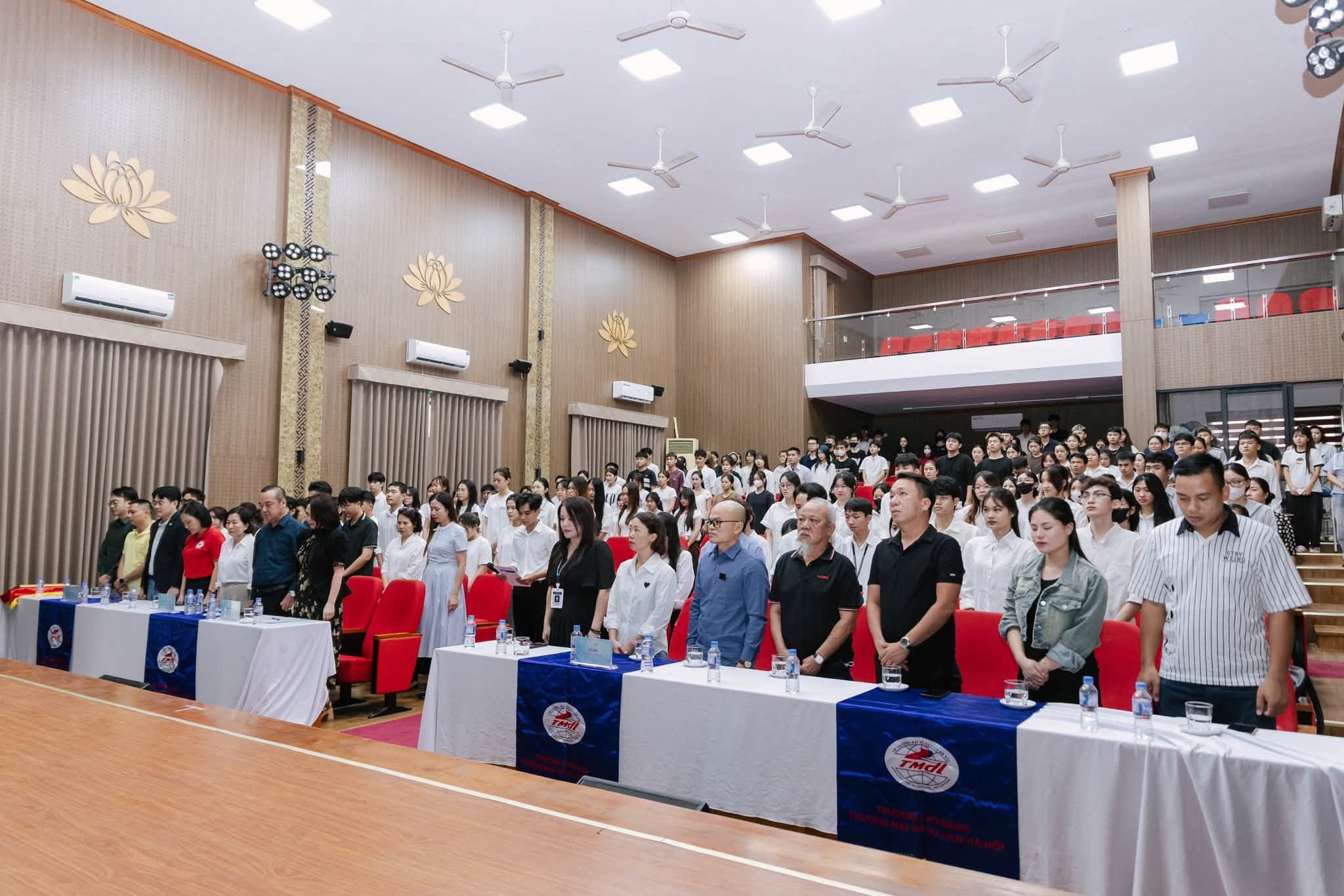 Xúc động hình ảnh hàng trăm sinh viên khóc nghẹn, tri ân chàng trai 19 tuổi hiến tạng cứu người - Ảnh 4.